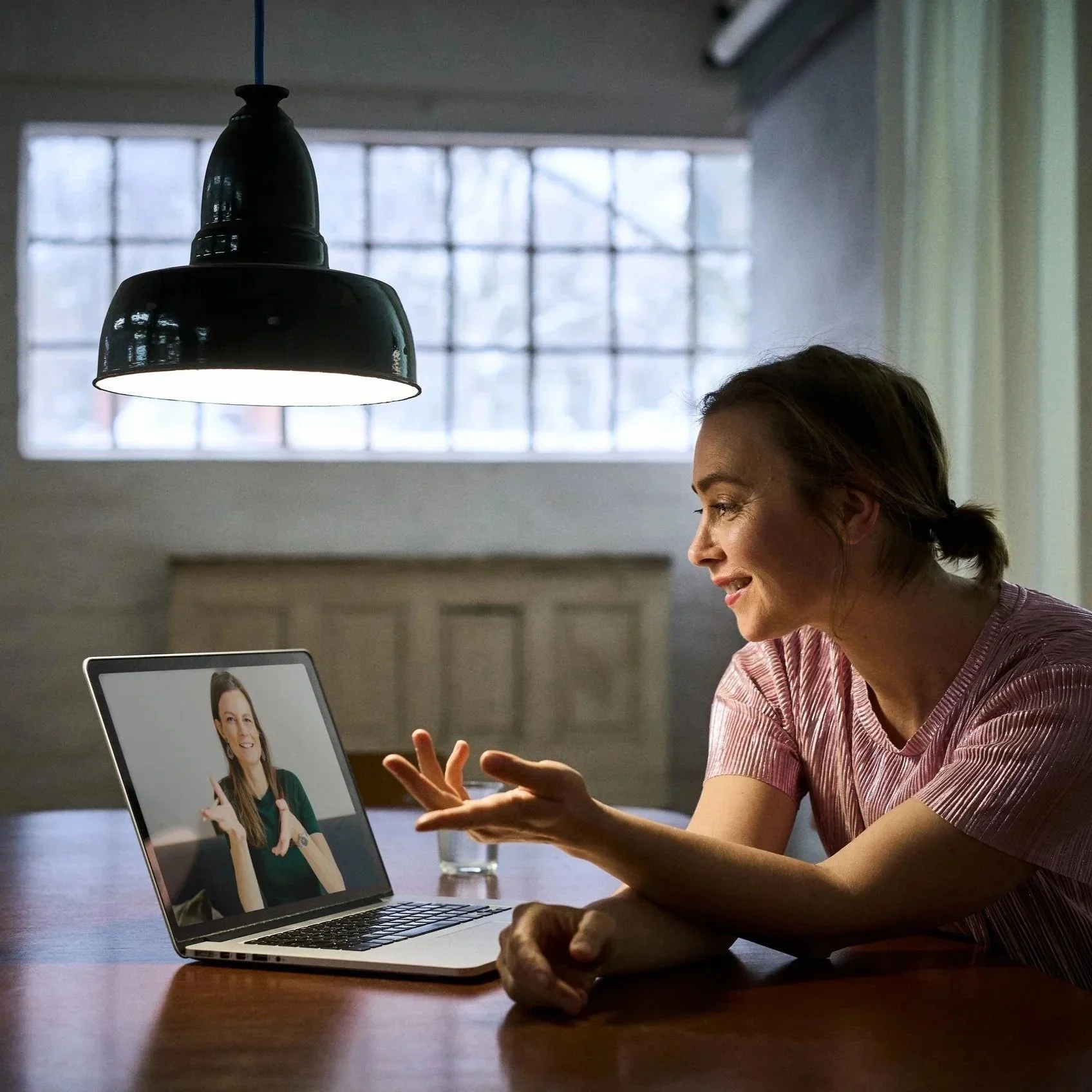 Christina Lindner im Video Coaching mit Klientin im Video Call für sicheres Auftreten vor der Kamera