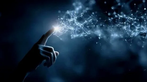 Paisaje de montañas con cumbres nevadas y un edificio en primer plano en los colinas.