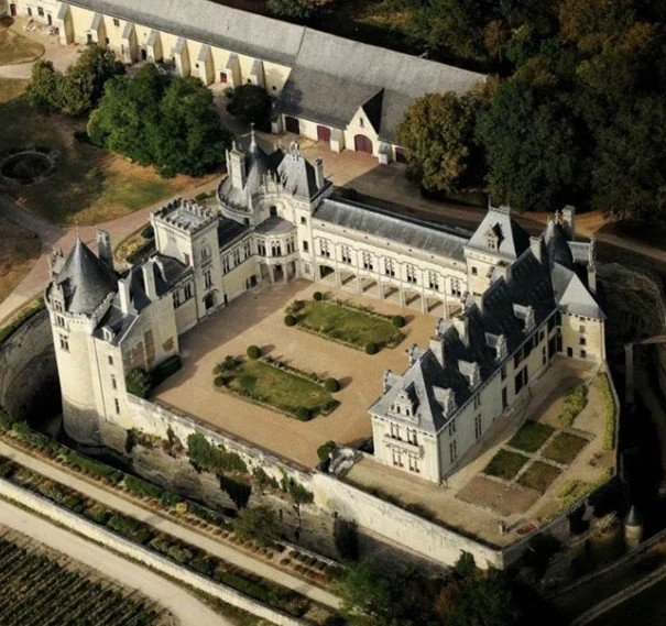 Troglodytes et sarcophages de Doué-la-Fontaine et château de Brézé