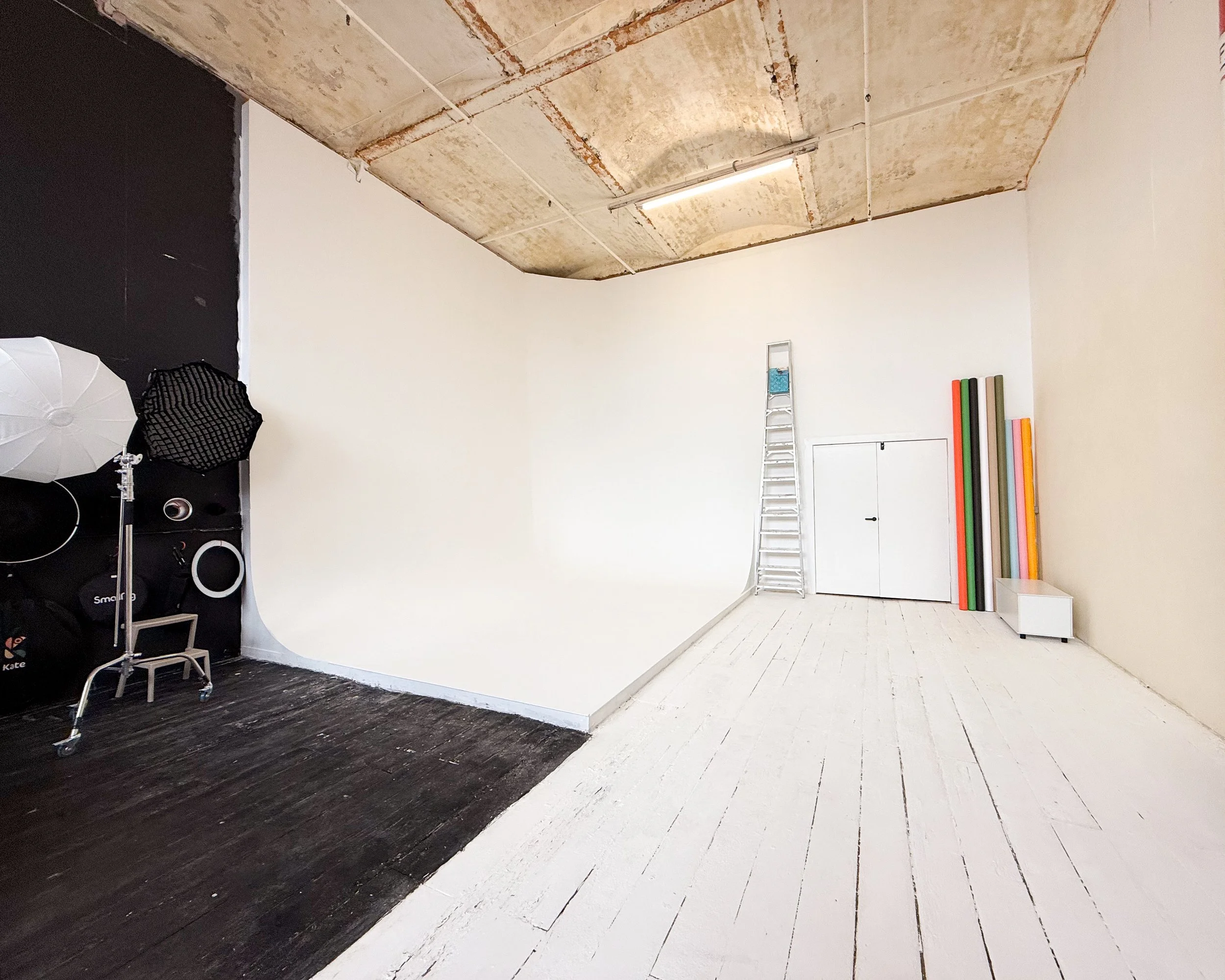 Professional Manchester content studio with white cyc wall ideal for photoshoots, videography, and creator campaigns.