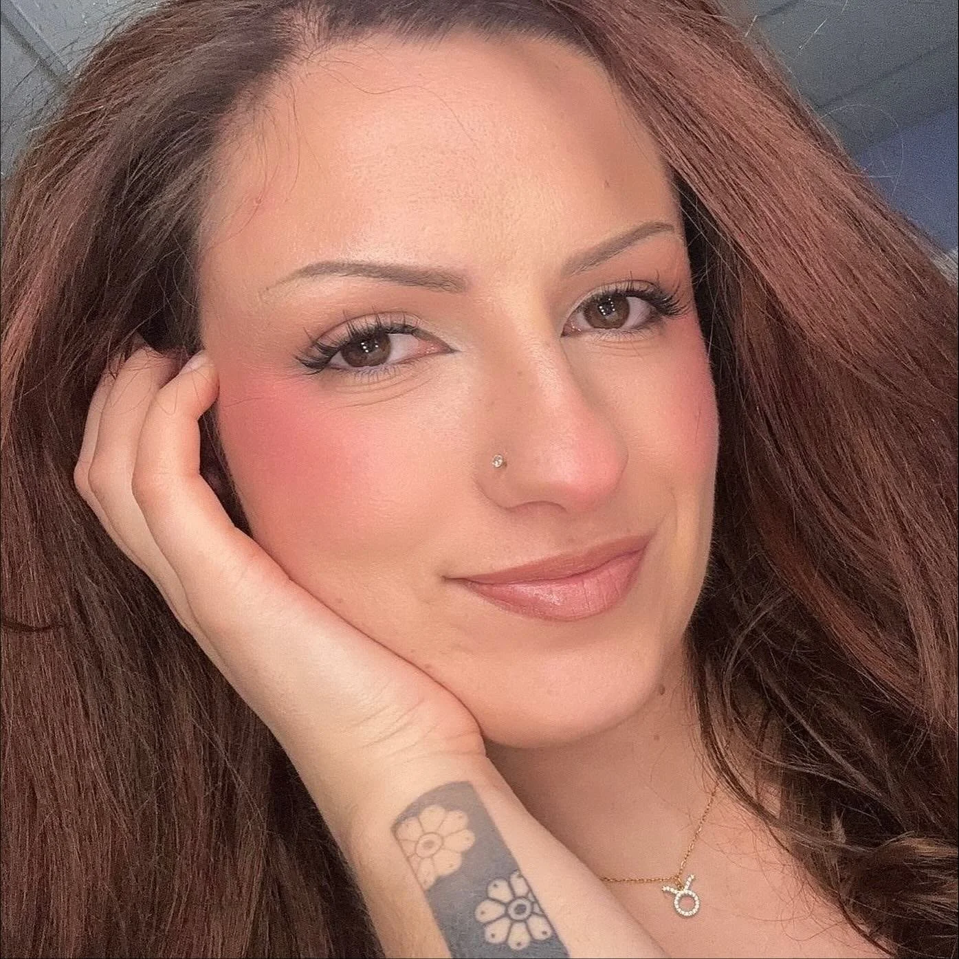 I never properly introduced myself here, so I thought it&rsquo;d be fun to do it with these three very real photos of me. 

1️⃣ The first photo is my version of a soft glam on myself. This look is a little switch-up from my usual because most of my c