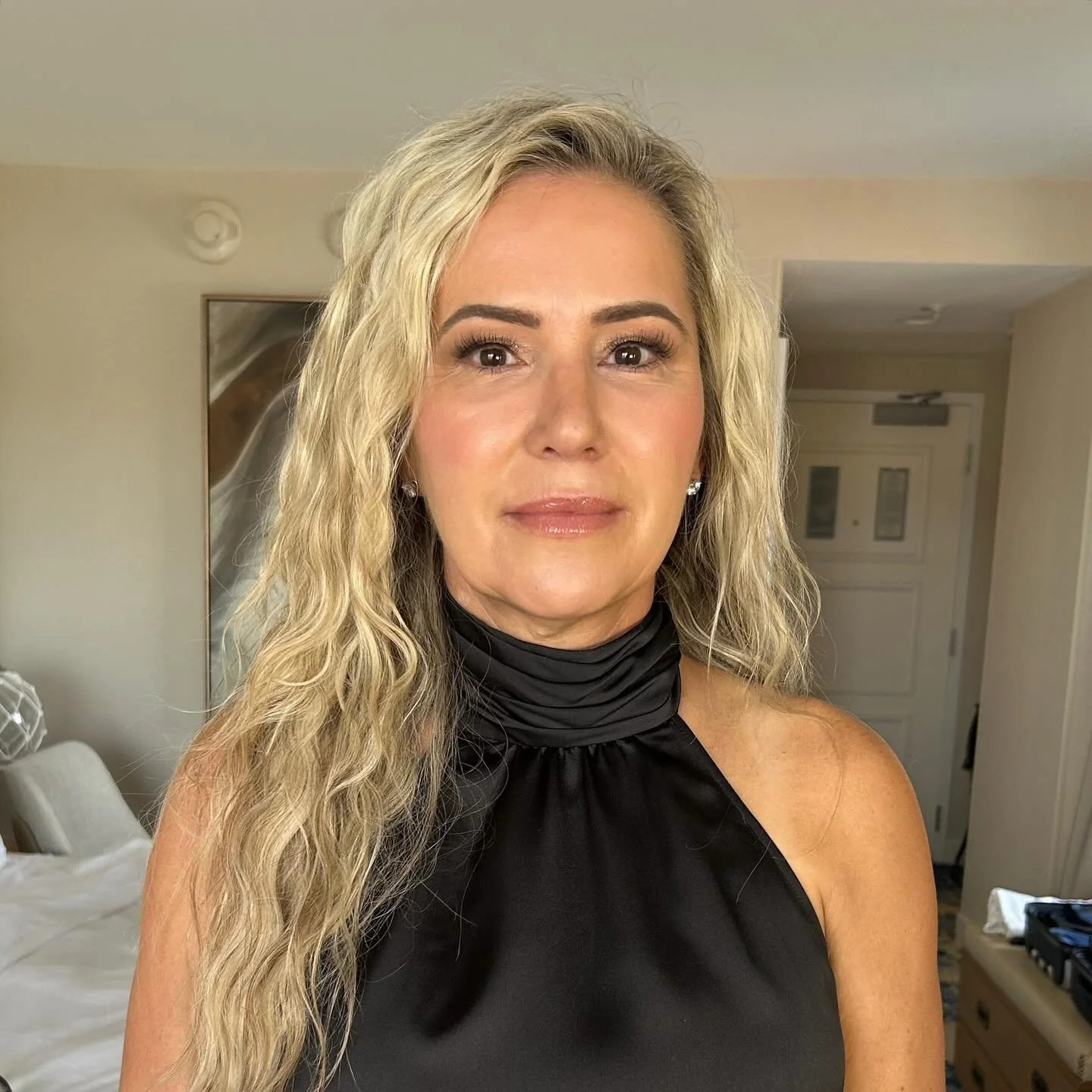 AI glam inspo, but softened for a real-life daytime wedding guest. (Swipe for inspo)

📅 10.19.2025
📍Newport, RI

#bostonmakeupartist #newenglandmakeupartist #weddingguestmakeup #softglammakeup #daytimeweddinglook #glowingskinmakeup #bostonbeautypro