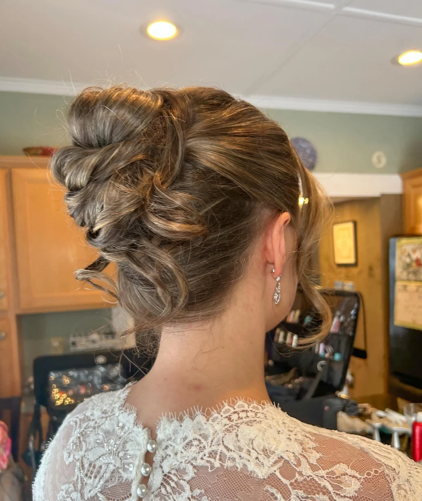I&rsquo;m lovinggggg all the twist variations for bridal, it&rsquo;s all I want to see all 2026!!! 

#bostonbridalhair #bridalhairinspo #updo #bostonhairstylist #2026bridal