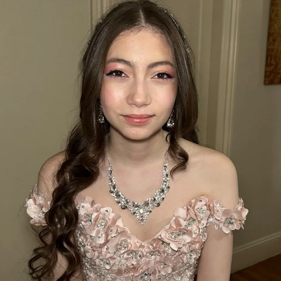 Esta es por mis quince&ntilde;aras

Mira a mi hermosa quince&ntilde;ara. Ella quer&iacute;a maquillaje rosado por sus ojos y una cara natural para su gran d&iacute;a. Feliz Cumple amor🥳

#quincemaquillajenatural #quince&ntilde;ara #quincemakeup #bos