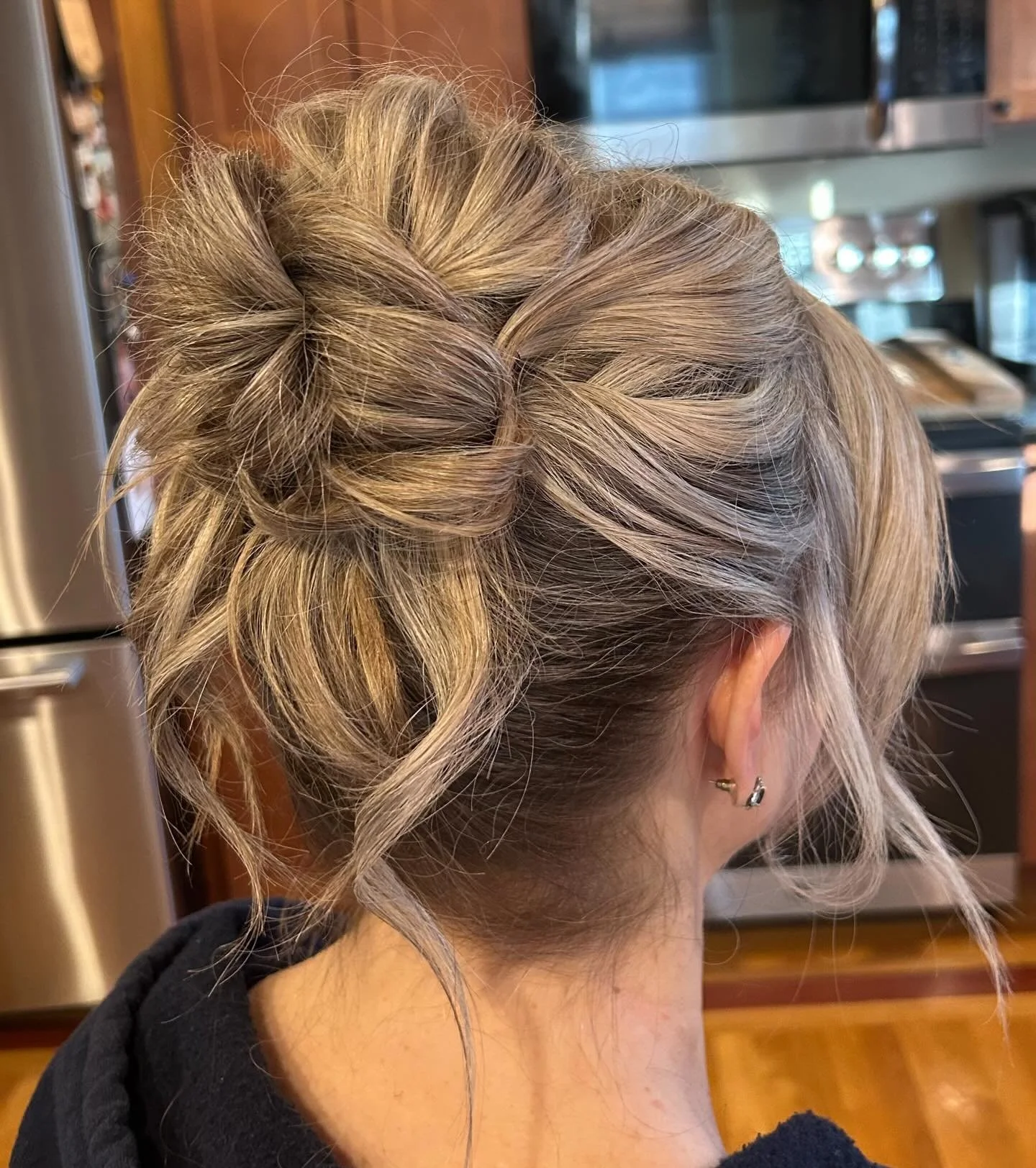 I hate my hair up but lately these styles are changing my mind&hellip;are you an updo person or down style person?

#bridalhair #updo #softupdo #hairinspo #bostonhairstylist