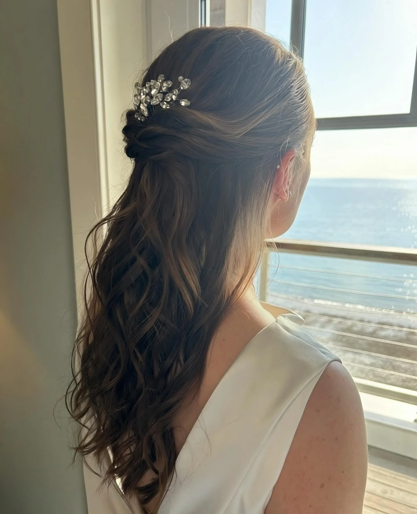 Lately I&rsquo;ve been loving upstyles, but you can never go wrong with a half-up. Having the front pulled back keeps it out of your face while still being able to show off your length. 

#newenglandbride #bostonhairstylist #bridalbeauty #halfuphair 