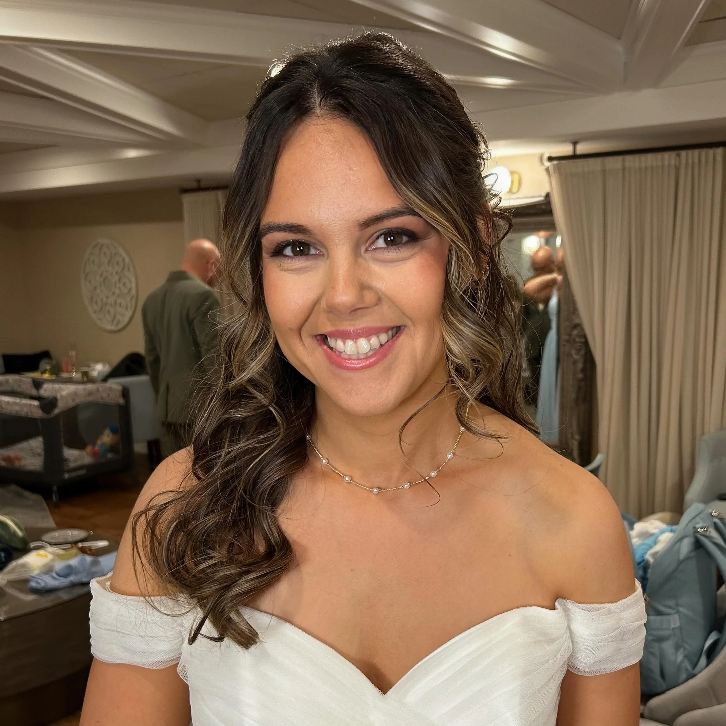 Had such a fun time with Makenzie&rsquo;s friends and family for her wedding day hair and makeup. 🍾 Congratulations! 

#bridalmakeup #nahantmakeupartist #makeupinspo #massachusettsmakeup #softglambridal

Makenzie&rsquo;s bridal hairstyle &bull; phot