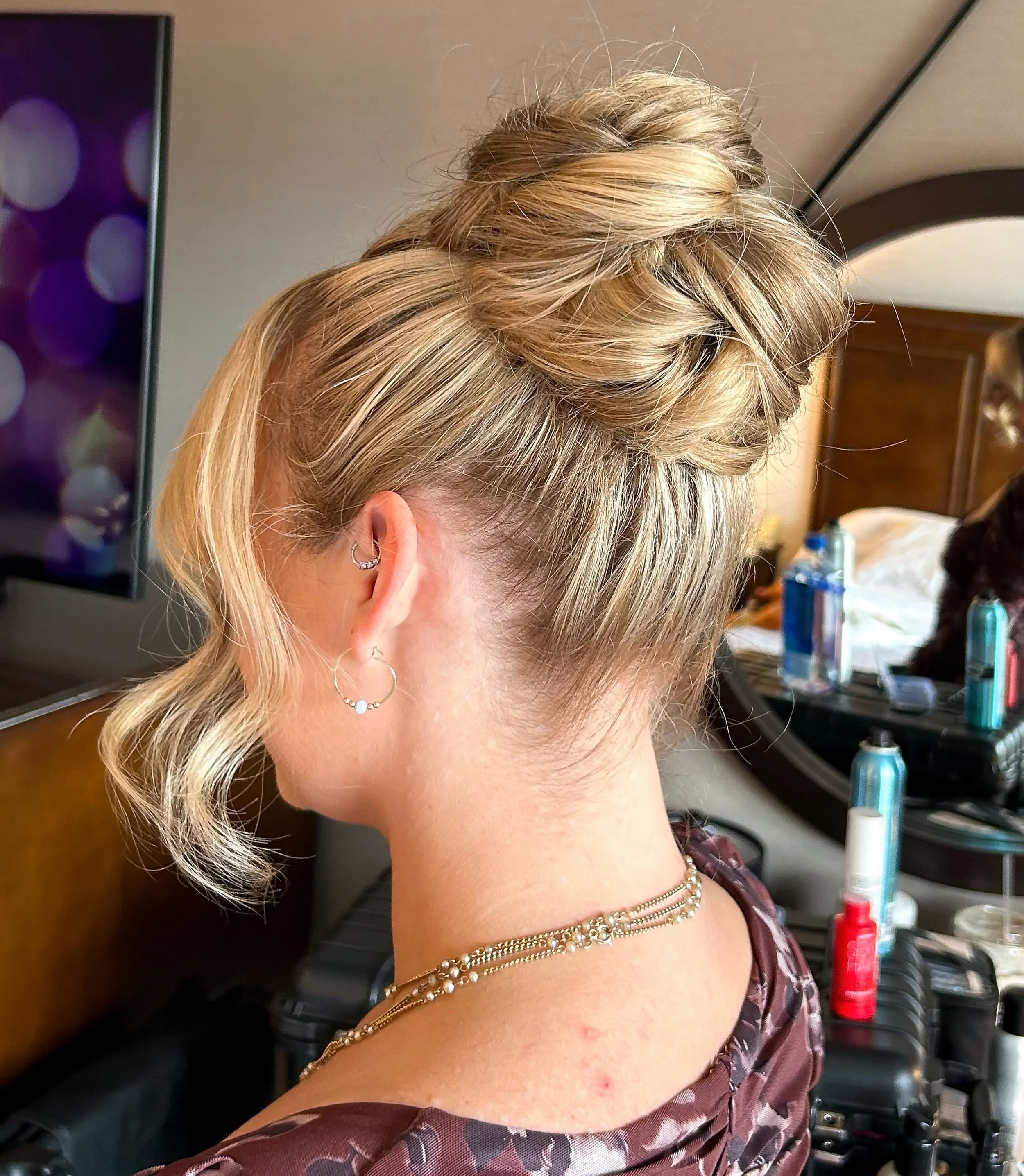 High bun is giving princess vibes ✨

#weddinghairinspo #bostonbridalstylist #highupdo #massachusettswedding