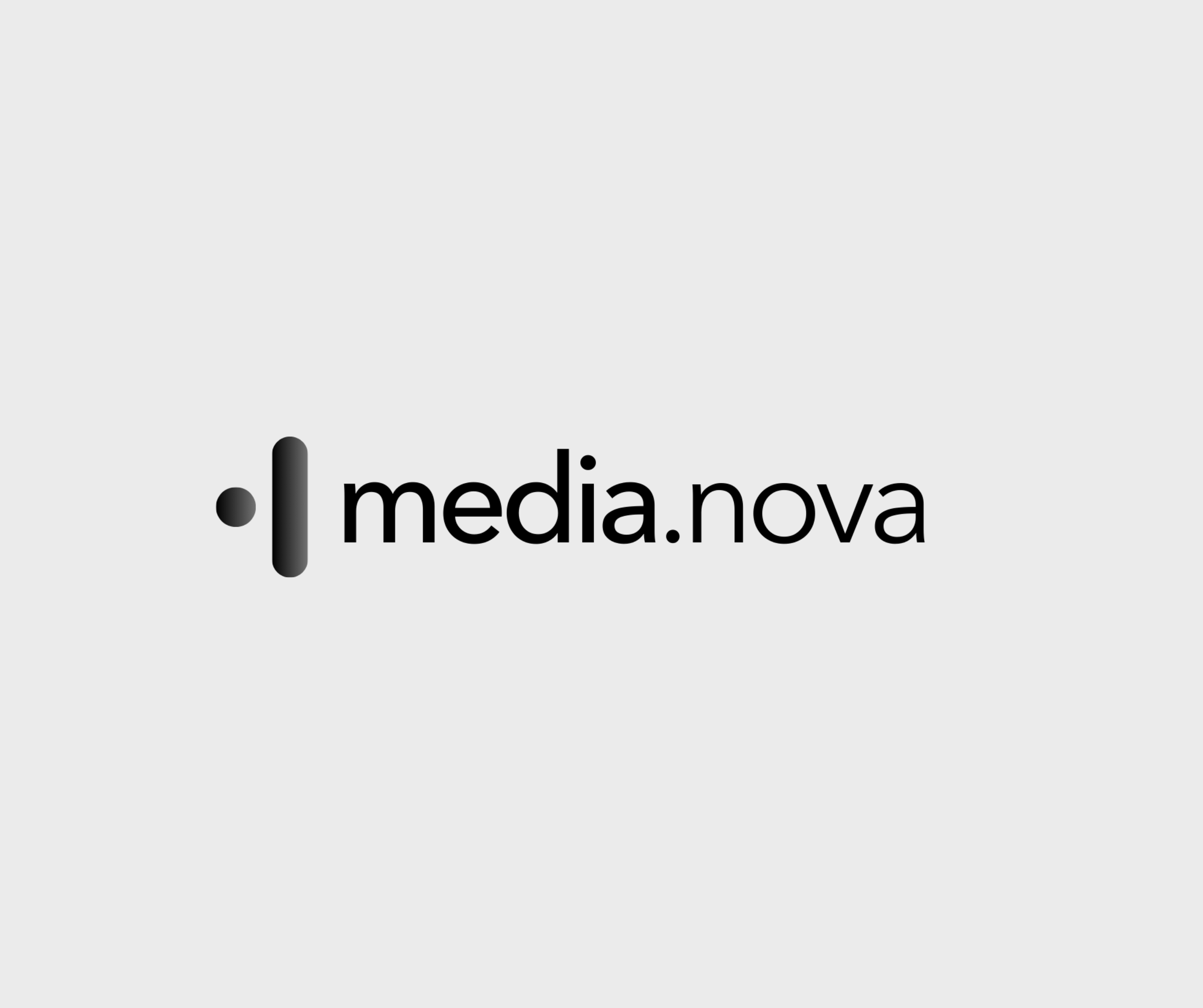 Logotyp för medianova med en svart punkt och en svart vertikal linje efterföljt av texten medianova på en grå bakgrund.