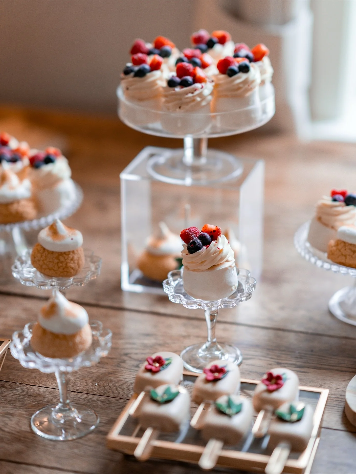 I&rsquo;m Polish, so yes - I like to complain a little. And honestly, finding good sweets or cakes in the Netherlands can be a challenge&hellip; until I discovered @wishusweet creations! Her cakes, sweet tables, and especially the tiramisu are simply