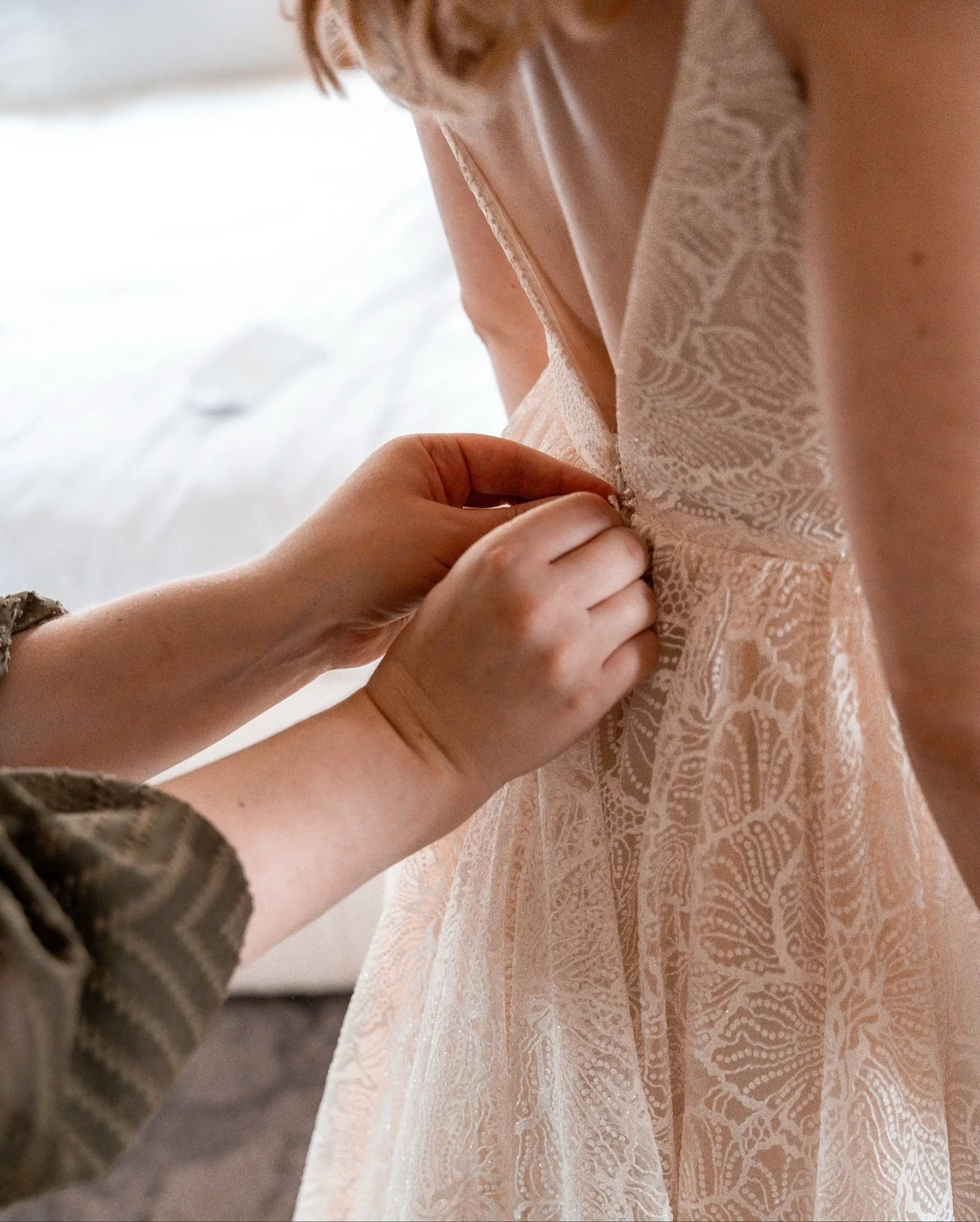 Bride getting ready is always a vibe!

The laughter, the inside jokes, and all those little stories make this part of the day so special - they tell the real background of the relationship I&rsquo;m there to capture.

And seeing the makeup artist in 
