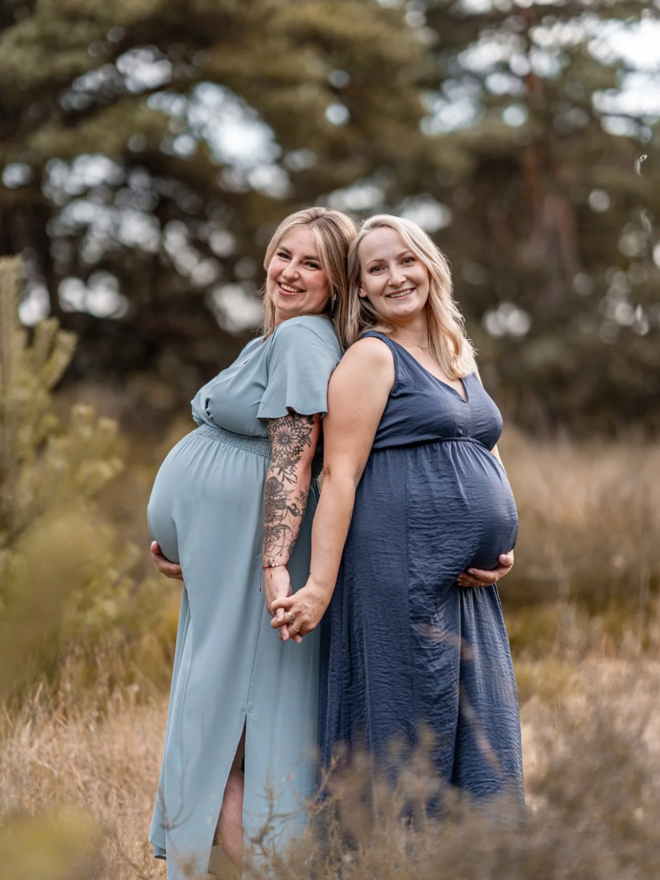 Pregnancy looks different for everyone - and that&rsquo;s beautiful.
Support, laughter, connection&hellip; in this case, going through pregnancy together with a best friend, isn&rsquo;t it amazing?

Share this with someone expecting.

#maternityphoto