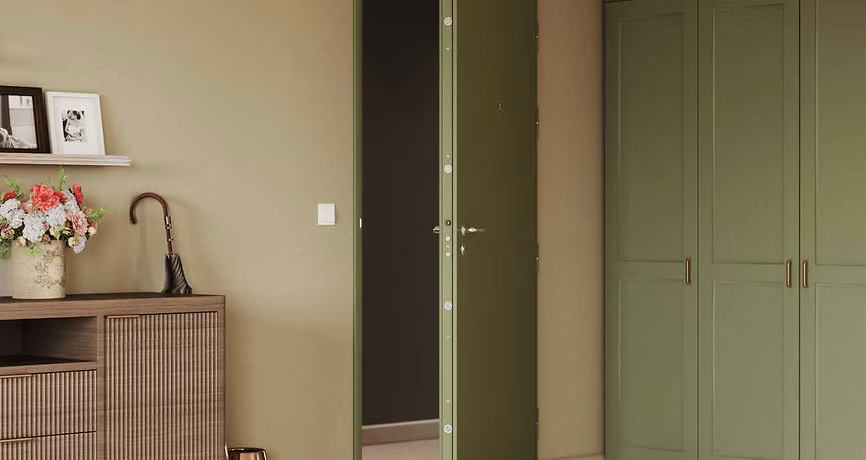 Un intérieur avec un meuble en bois, un vase avec des fleurs, des cadres photos, un robinet, un mur beige, une porte entrouverte, et un grand placard vert.