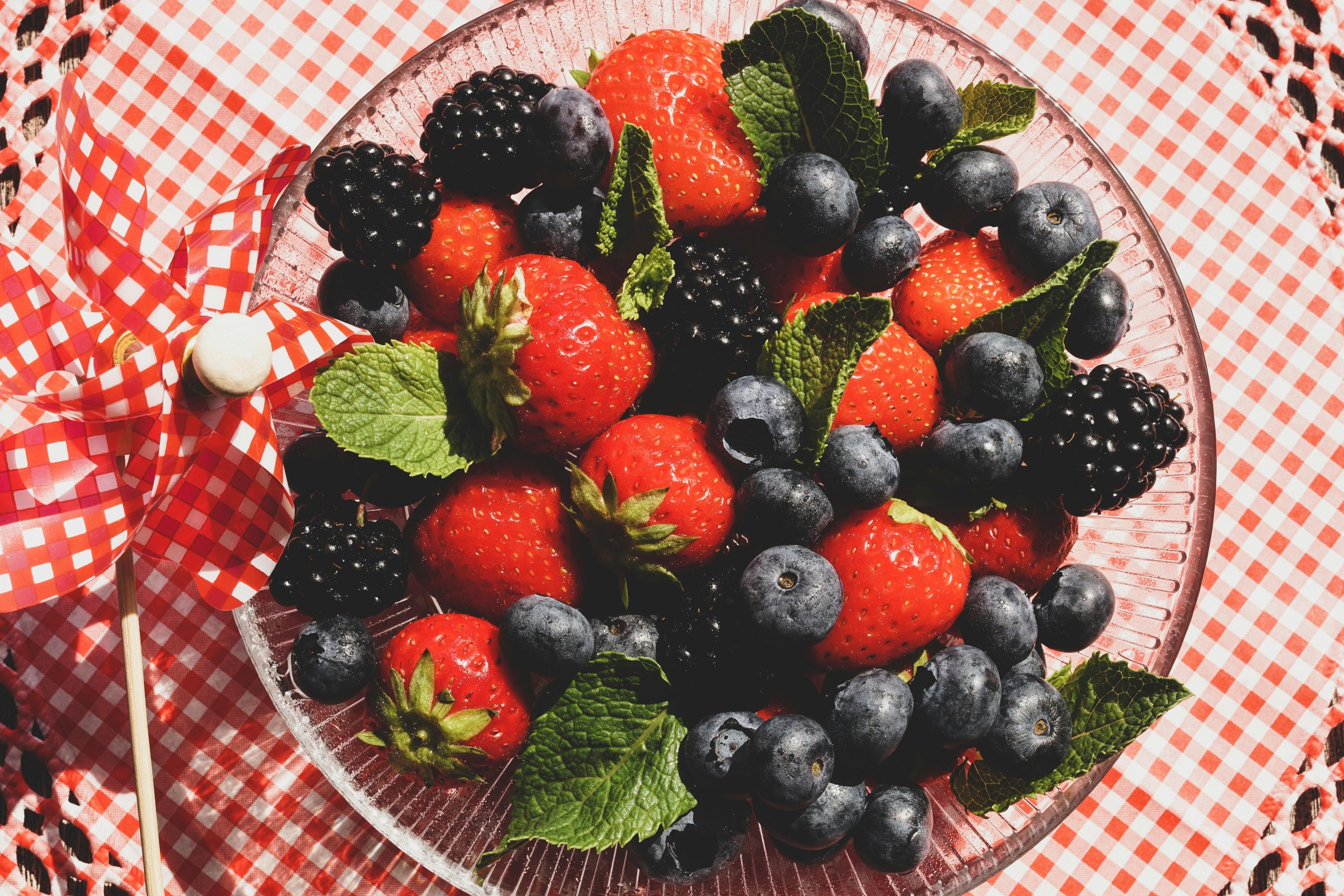 Immune boosting berries for kids including strawberries blueberries and blackberries rich in vitamin C