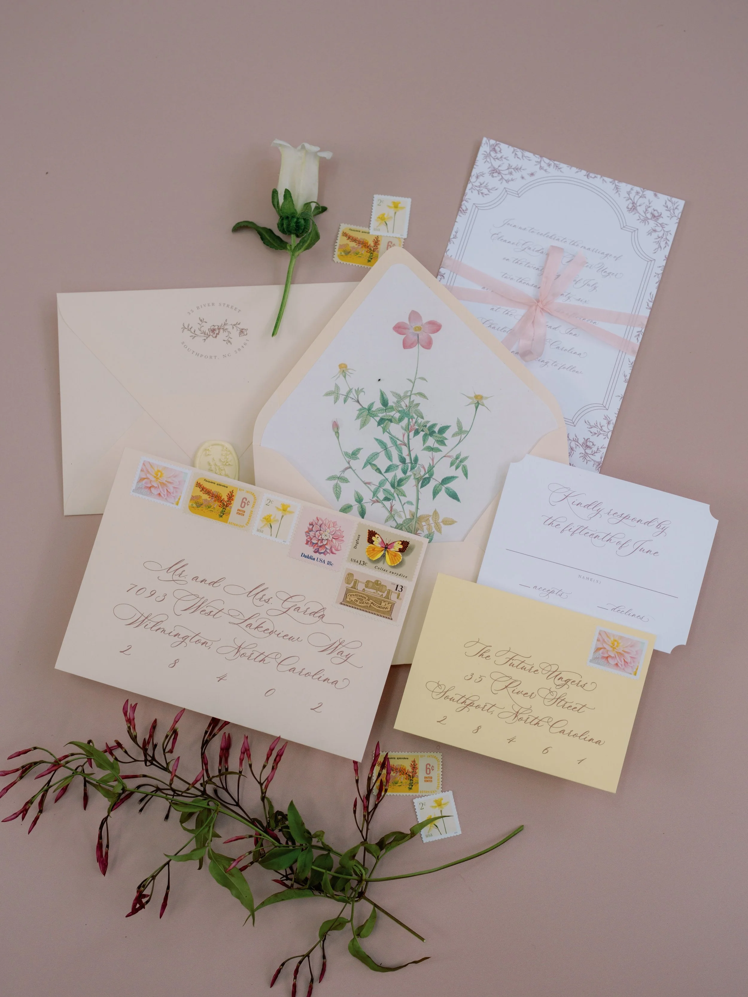 This gallery needed an immediate spot on the feed 🌸✨🌿 Such a beautiful day full of soft colors, lush garden-inspired florals, organic textures, and romantic details created by the most incredible team

Venue: @themoreheadinn
Photo: @kelsey.mard.pho