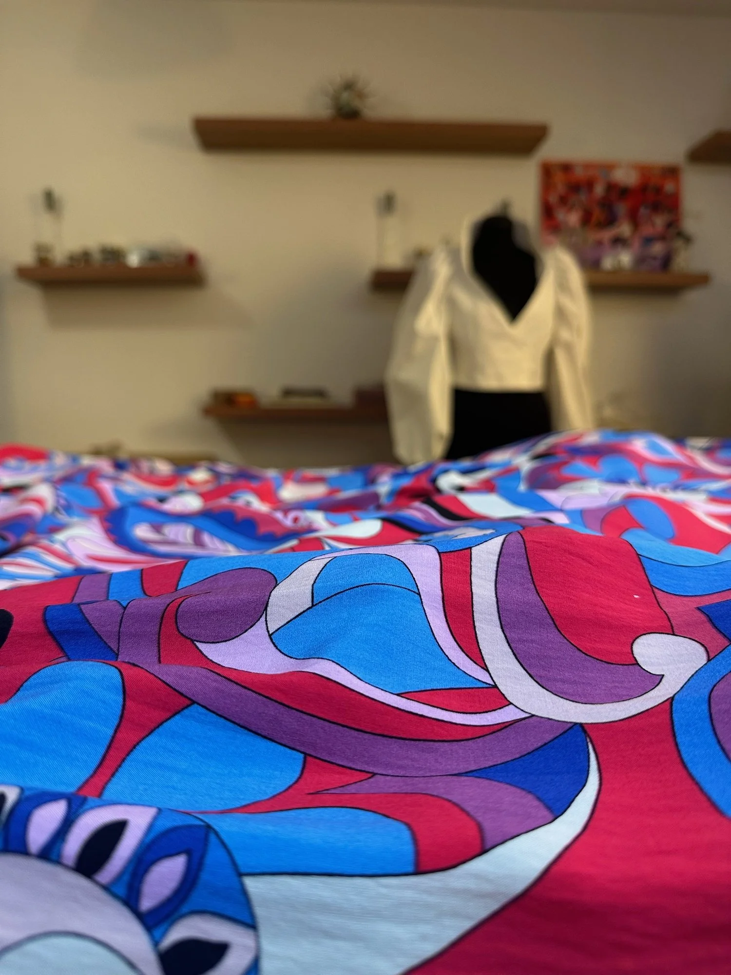Étoffes colorées sur la table de coupe de la Maison Sandra Loï.