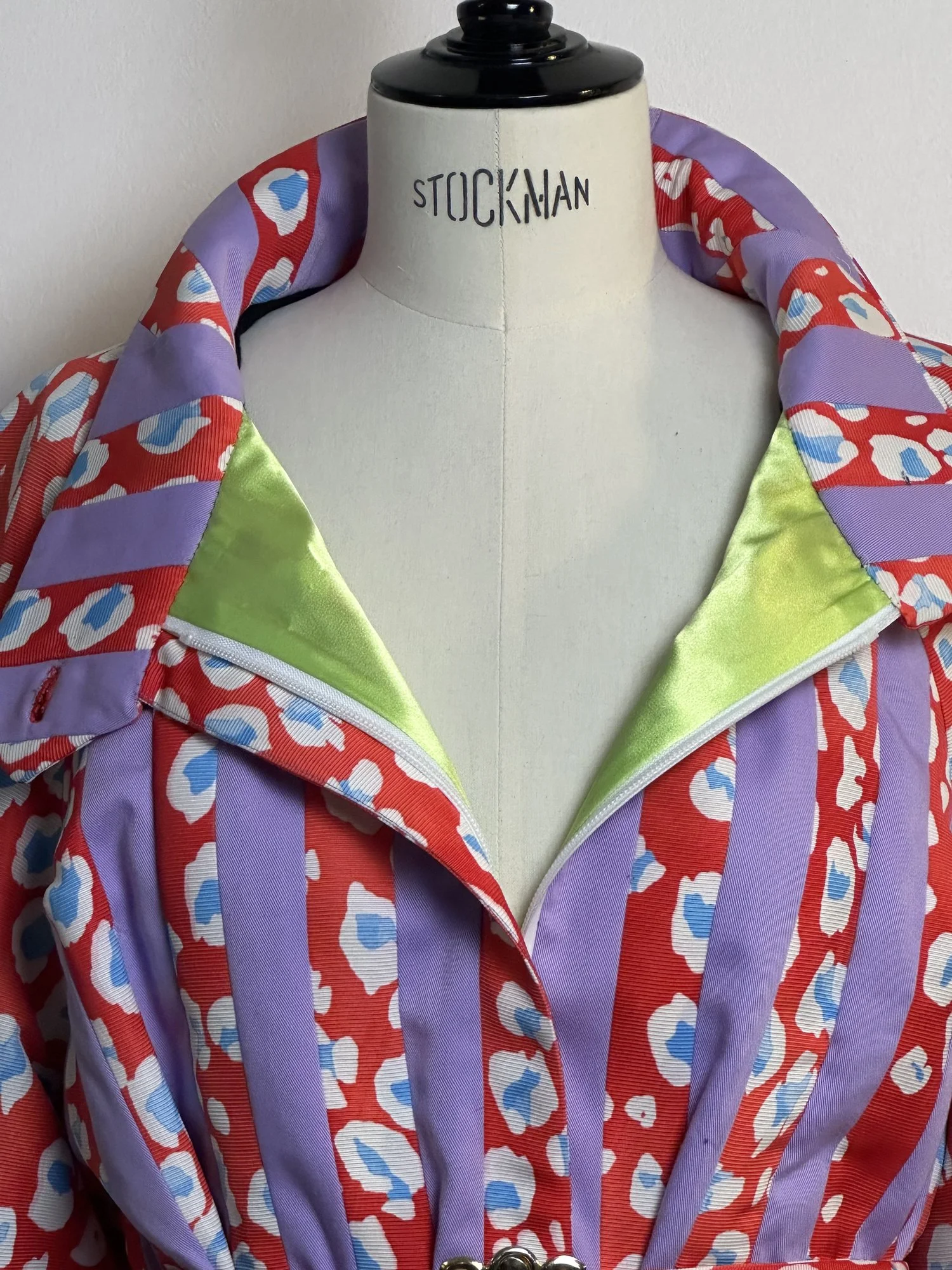 Revers contrastant d’une pièce colorée sur mannequin, Maison Sandra Loï.