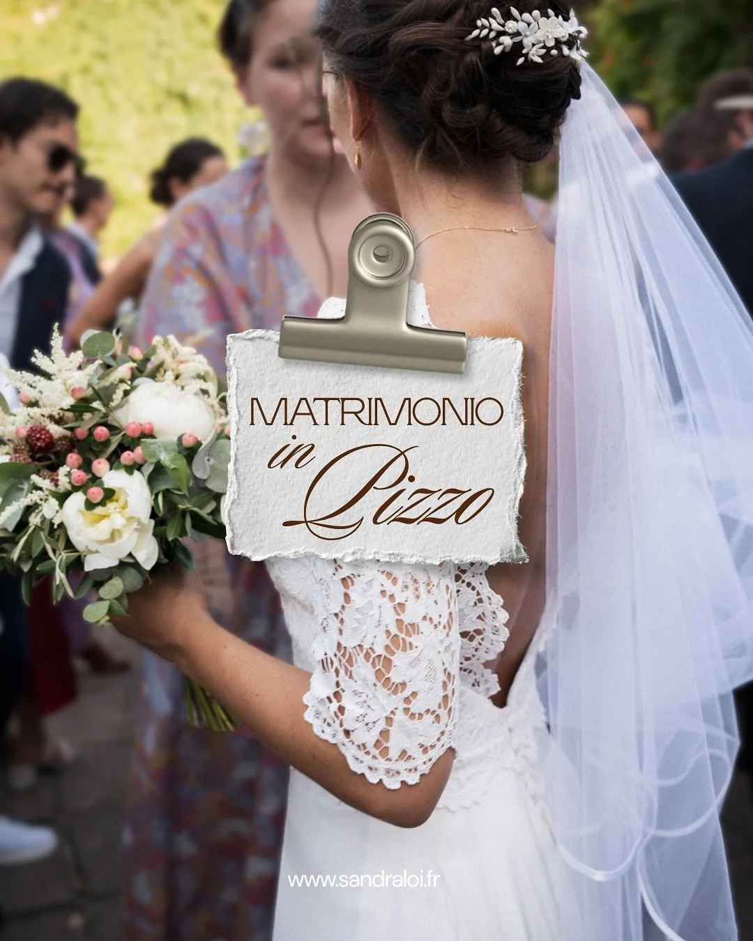 Wedding in Sardinia 🕊️ 
Pour cette robe, on s&rsquo;est inspir&eacute; de la robe de mariage de Kate Middleton, mais aussi de celle de notre m&egrave;re. Le haut en dentelle, les manches trois-quarts et le tomb&eacute; en trap&egrave;ze. Un projet u