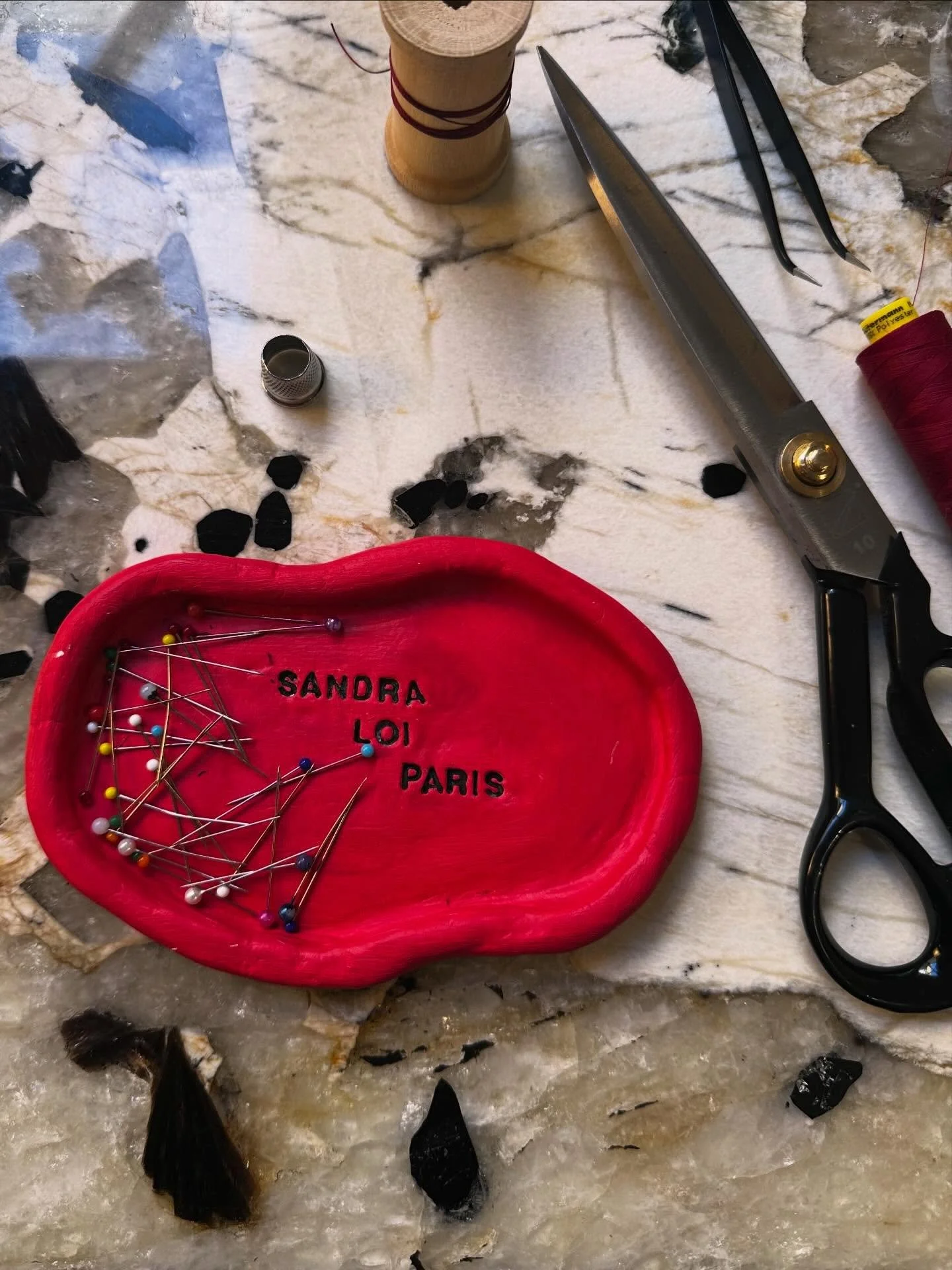 Du premier trait au dernier point, tout est r&eacute;alis&eacute; &agrave; la main, avec patience, exigence et passion. 

#sandralo&iuml;paris #atelier #creation #art #bespoke