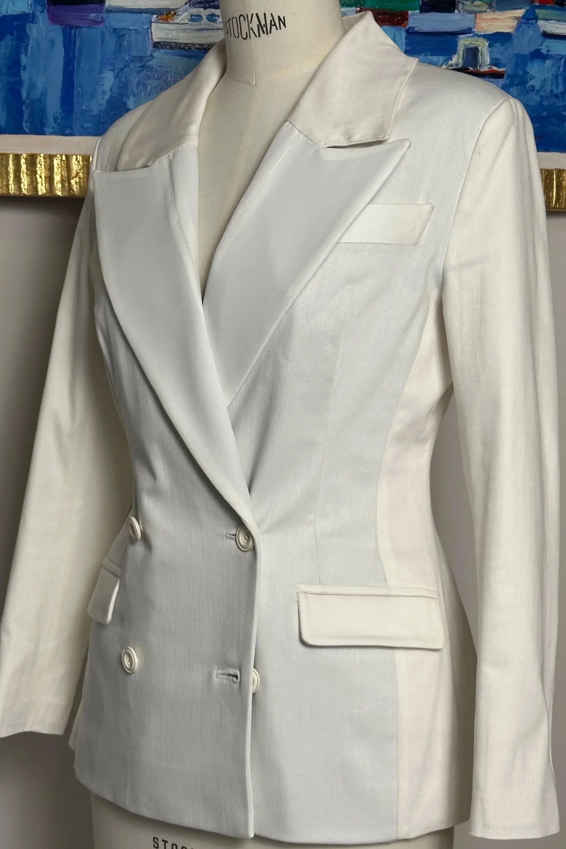 Le secret d’une silhouette inoubliable. Un tailleur sur-mesure