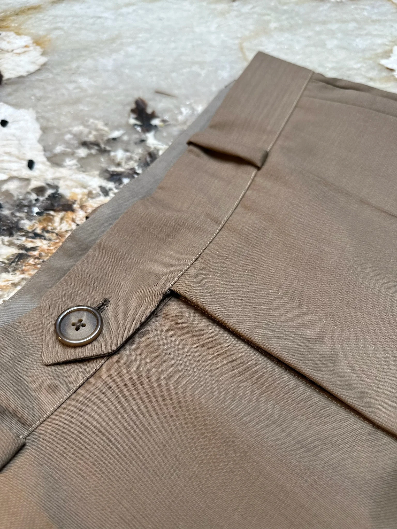 Pantalon sur-mesure femme : pourquoi le tombé est si difficile à réussir