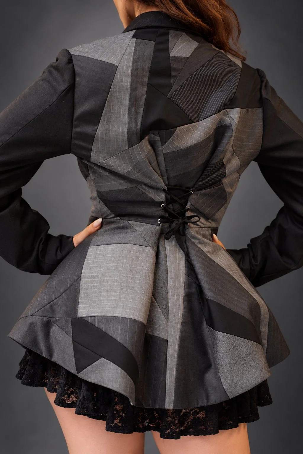 Dos lacé d’une veste en patchwork gris Maison Sandra Loï