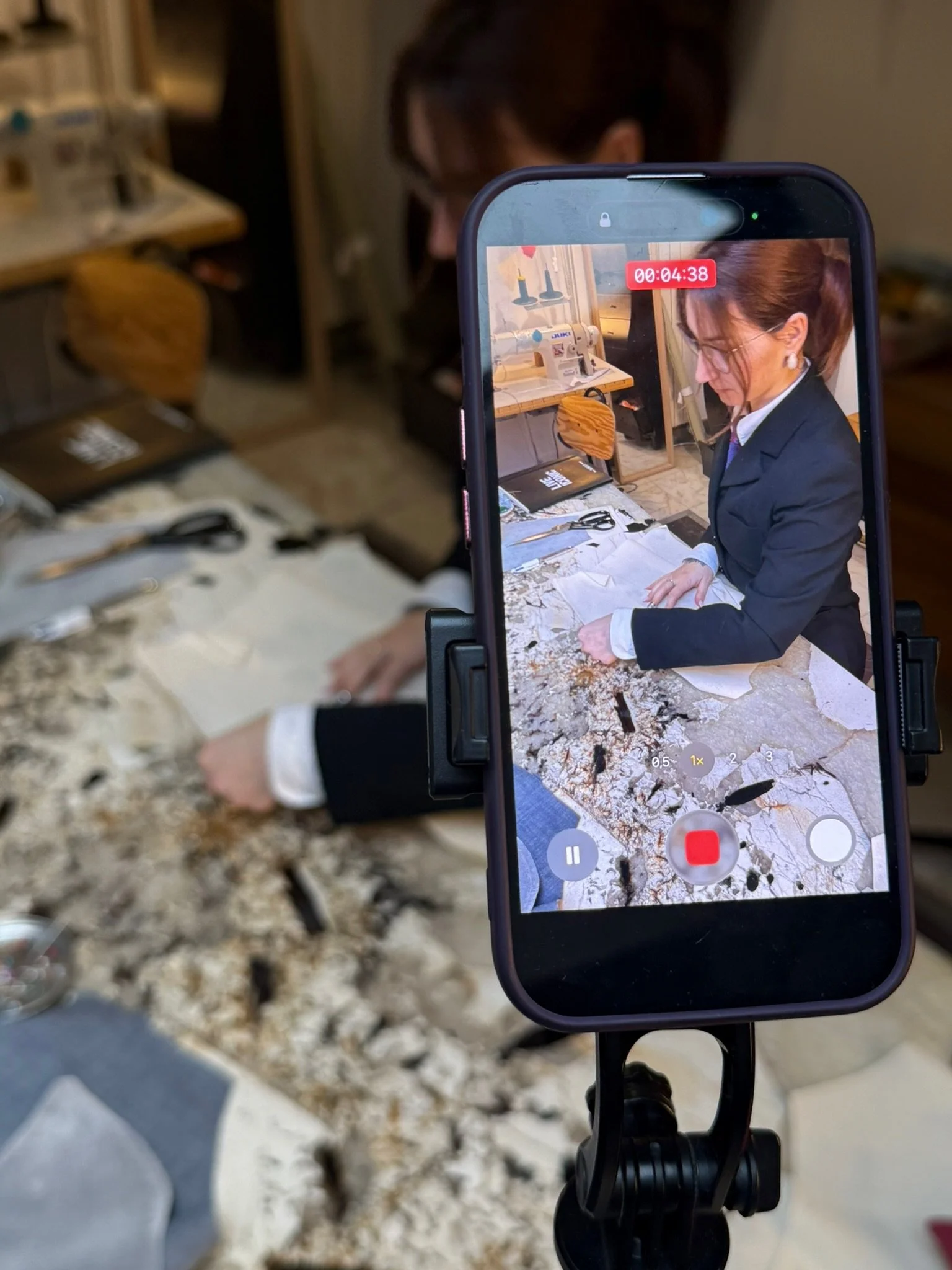 Sandra Loï au travail sur une pièce de tailleur, filmée dans son atelier.