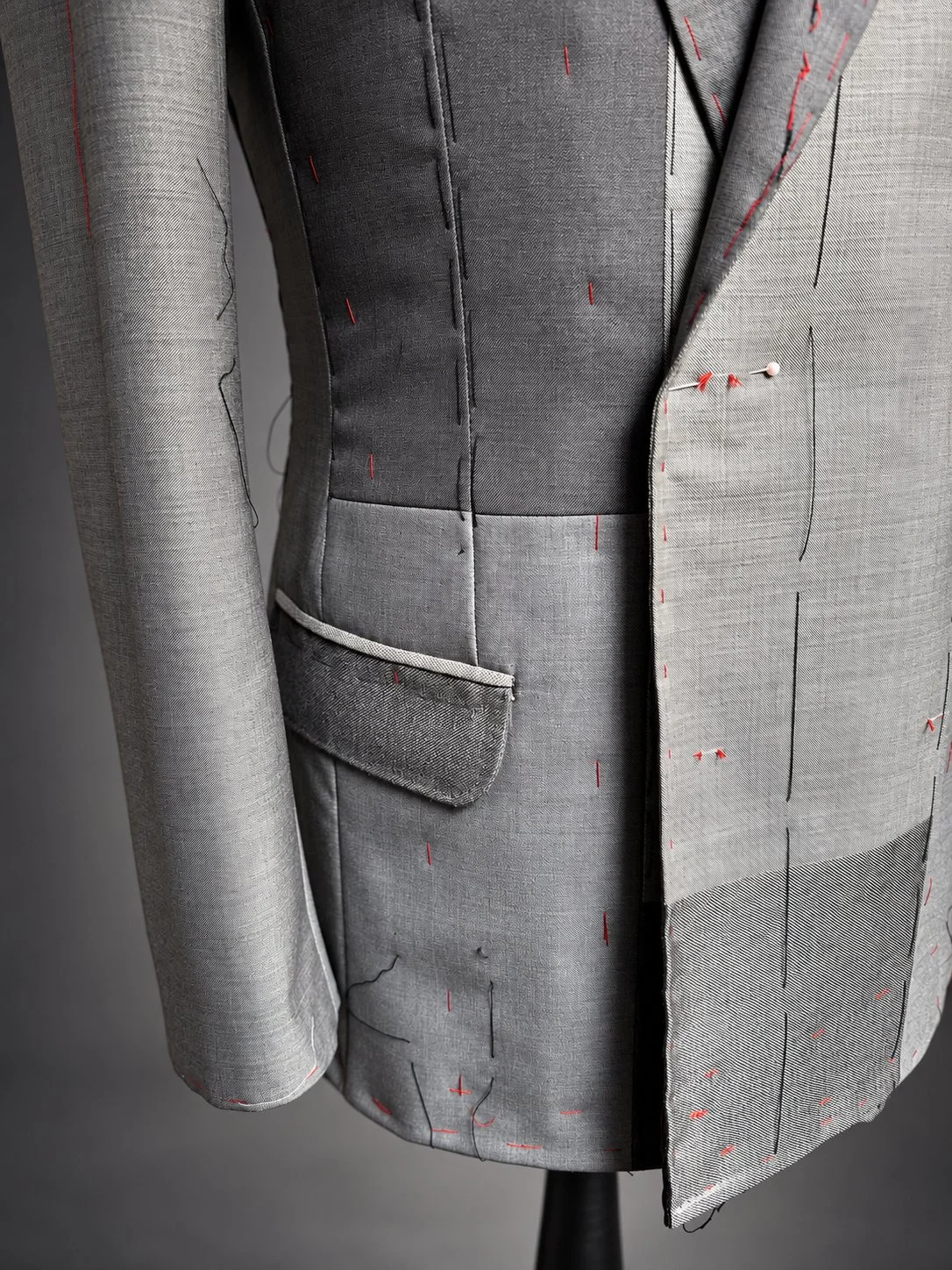 Détail de construction d’une veste grise Maison Sandra Loï