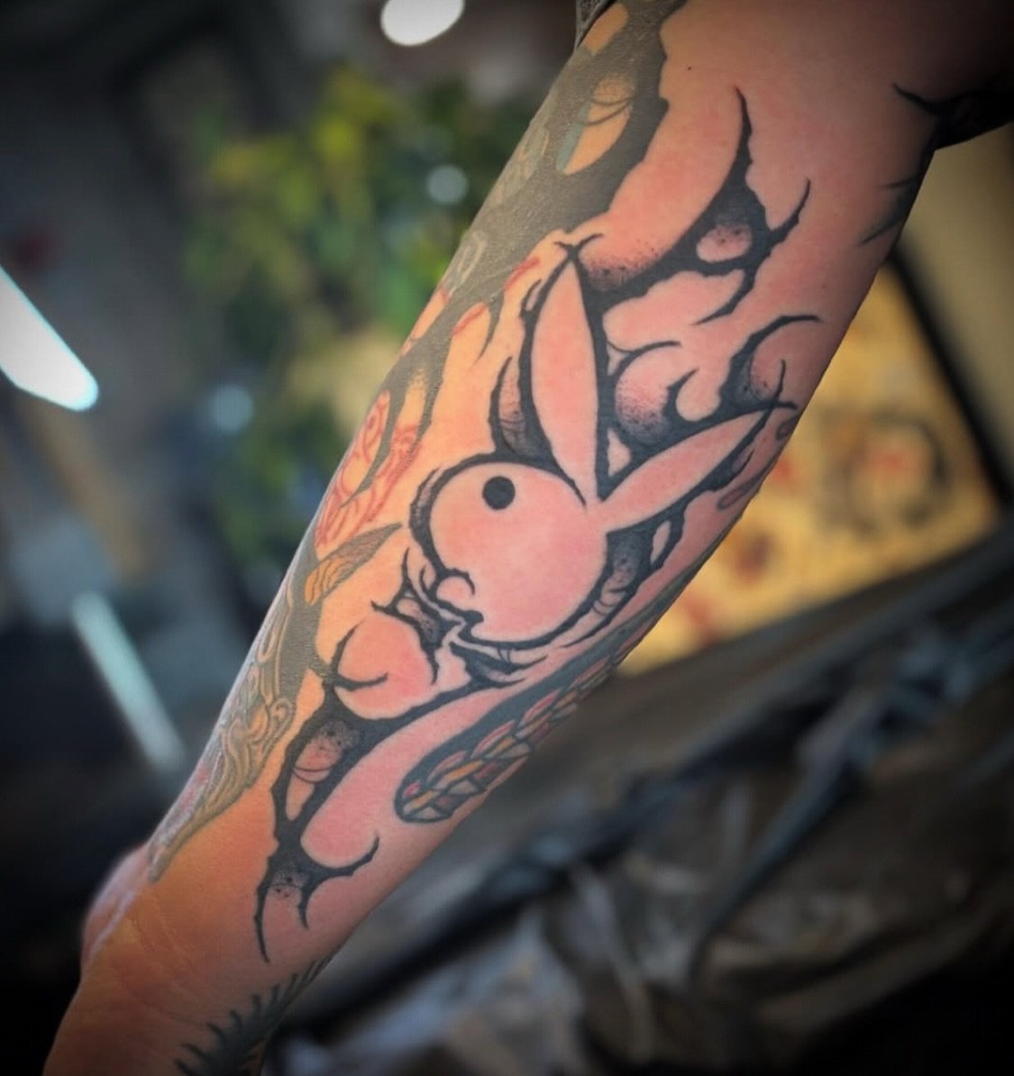 Playboy classic wrapped in bold Sigilism by @kylexgrand 

𖤓

To book your piece or project, contact directly