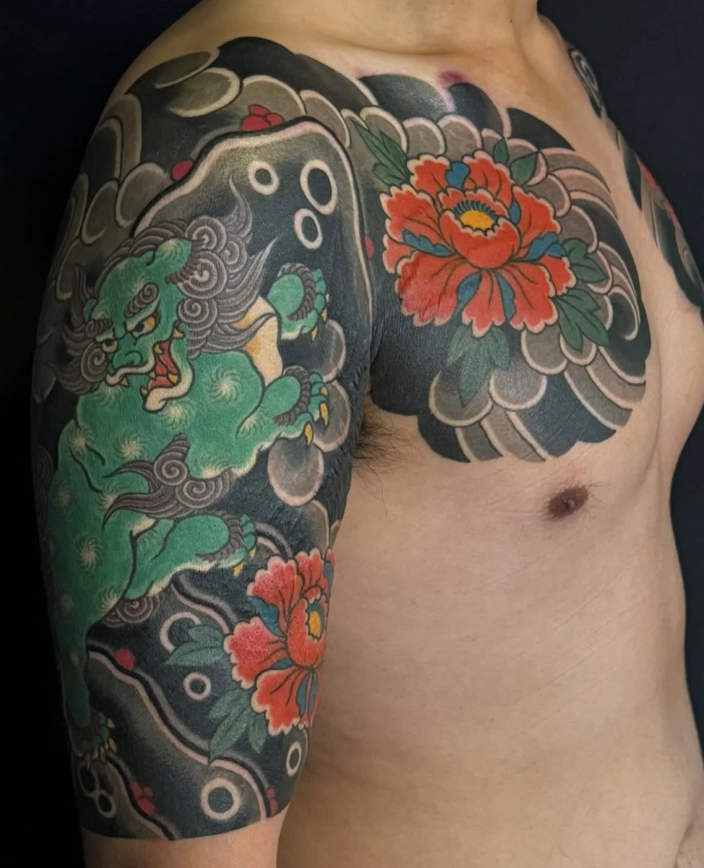 Freshly finished Shishis. Bold in color, clean lines, and solid flow by @joshcartertattoo 

𖤓

Reach out directly to book your piece or project!

𖤓 

#traditionaljapanesetattoos #japaneseshishi #scottsdaleirezumi