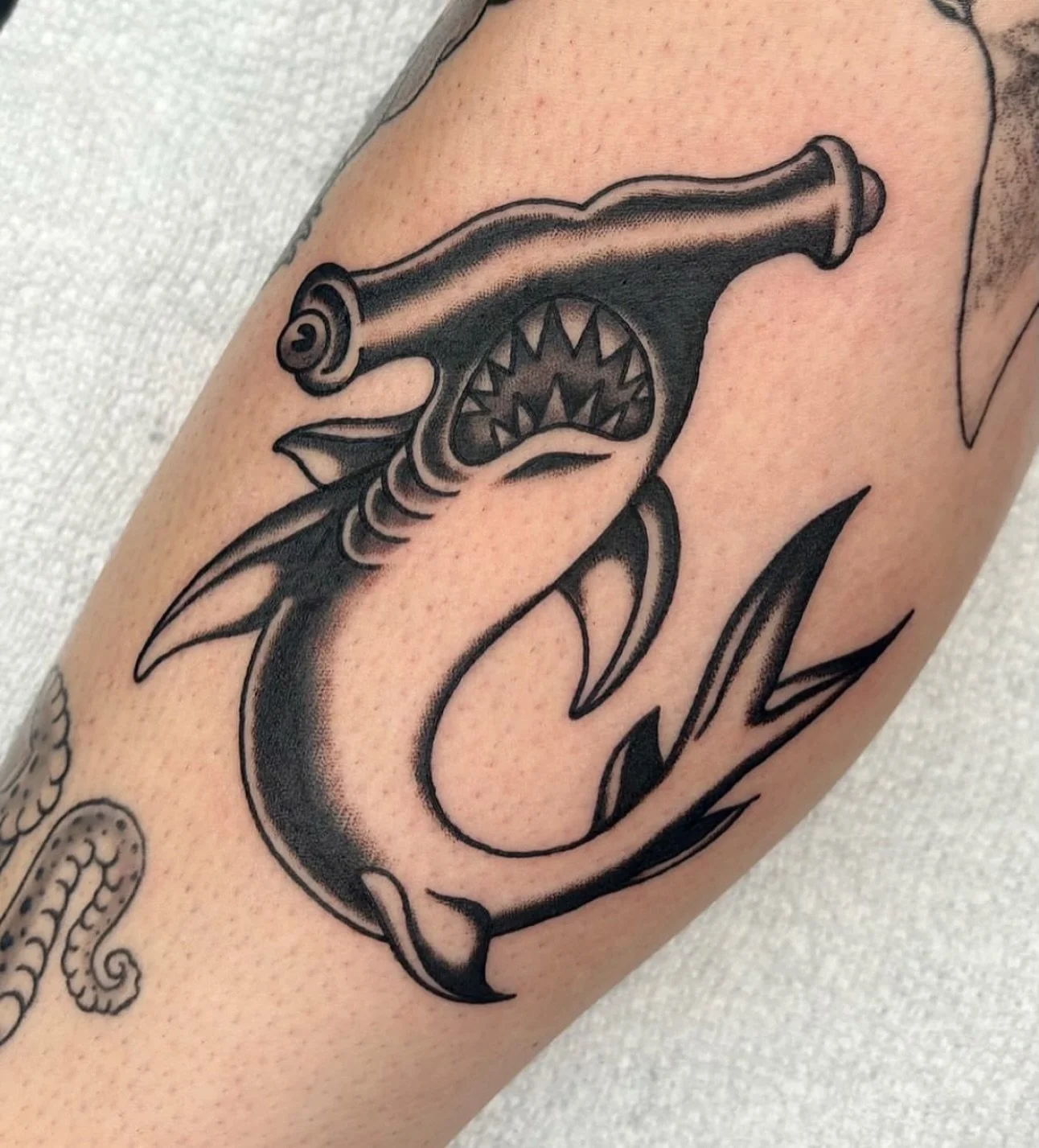Black &amp; gray hammerhead built to kill by @chrisnaderertattoo 

𖤓

To book your piece or project, contact directly! 

𖤓

#americaltraditionaltattooing #dameofthewesttattoo
