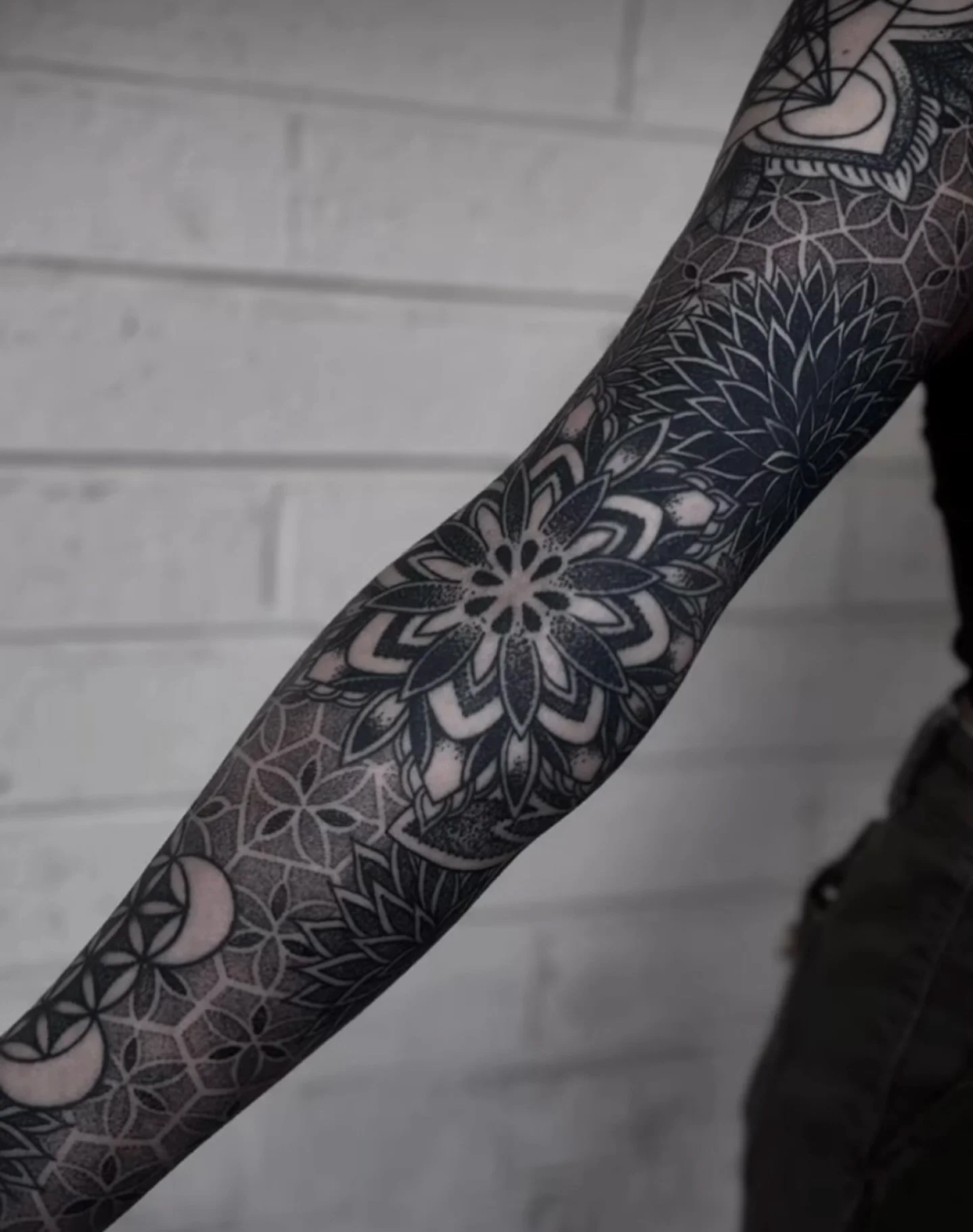 Intricate black mandala sleeve by @morgangatekeeper 

𖤓

To book your piece or project, contact directly

𖤓

#mandalatattoo #blackworksleevetattoo