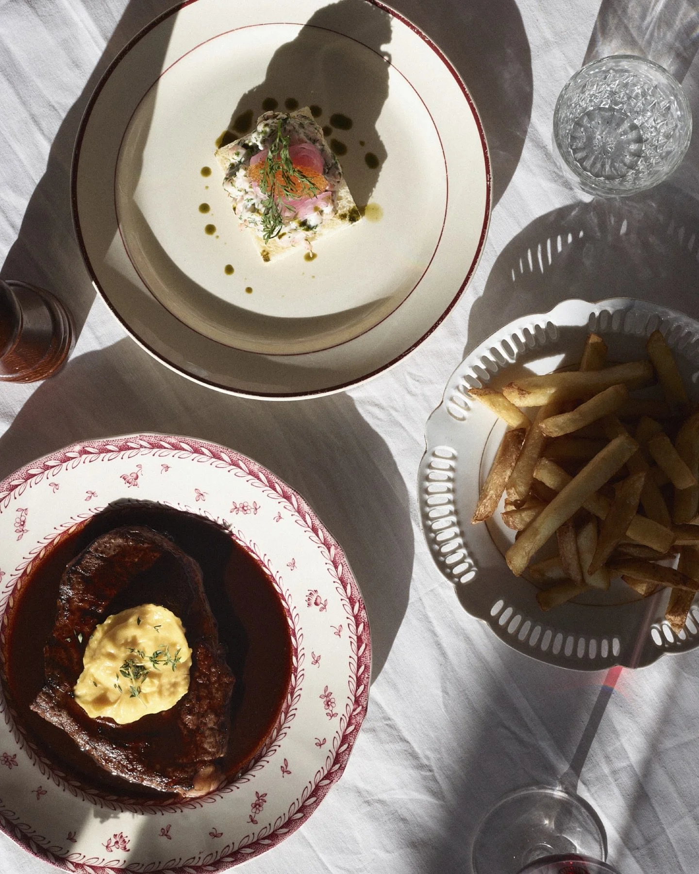 Klassikoita keltaisen huvilan p&ouml;yd&auml;st&auml;. Pian sy&ouml;d&auml;&auml;n ❤️