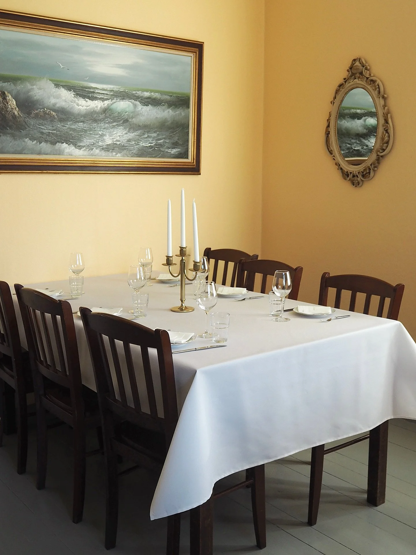 Tiesitk&ouml;, ett&auml; meill&auml; Gula Villanissa on mahdollista varata tunnelmallisia salejamme erikokoisille seurueille, erilaisiin tarpeisiin. 🍽️
P&ouml;yt&auml;varaukset ja tiedustelut: linkki biossa.💛