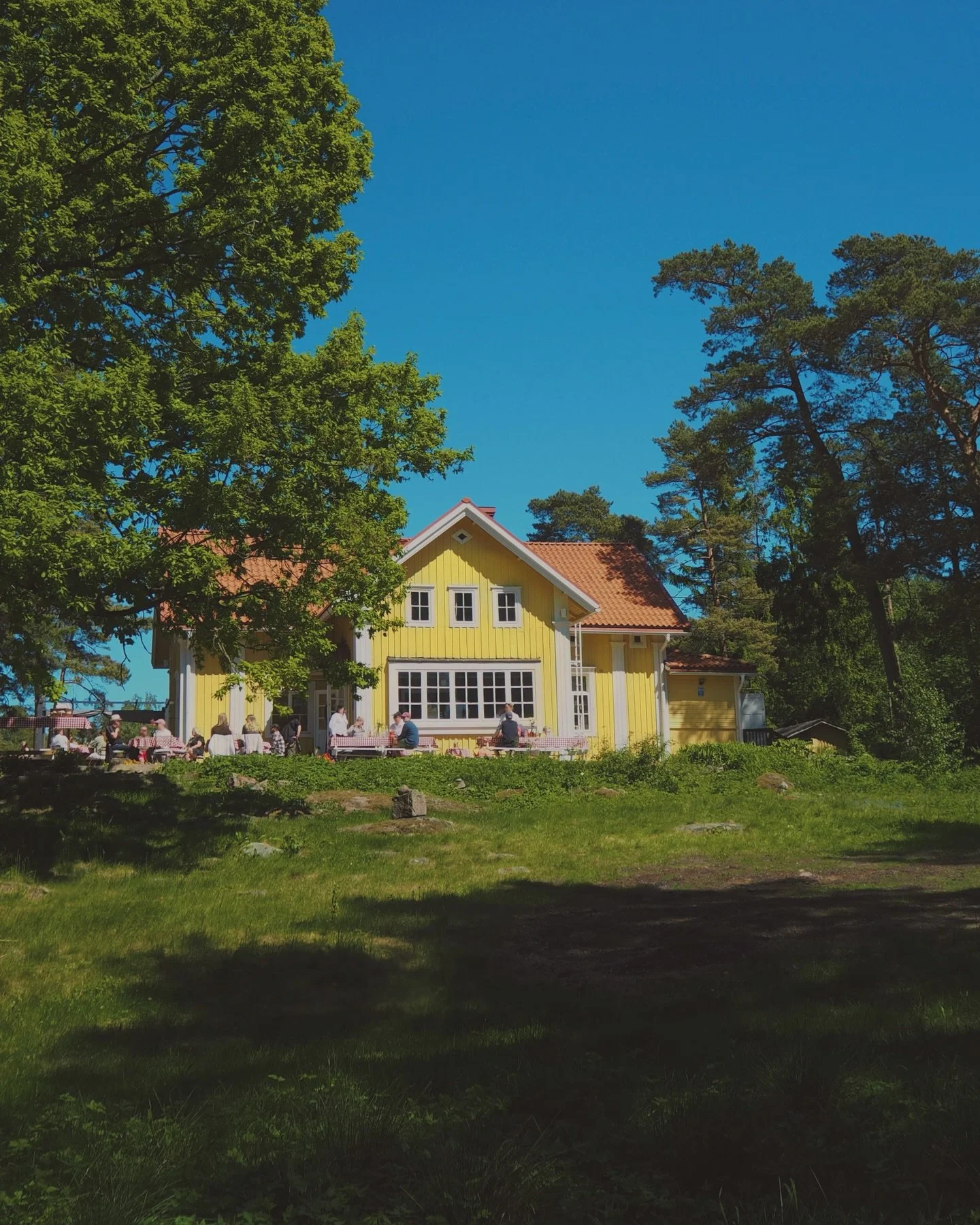 Kes&auml; on virallisesti alkanut ja Gula Villan palvelee teit&auml; t&auml;st&auml; p&auml;iv&auml;st&auml; alkaen joka p&auml;iv&auml;! ☀️

Maanantaisin tarjolla toukokuussa tutuksi tullut Veneilij&auml;n menu, ja tiistaista sunnuntaihin koko &agra