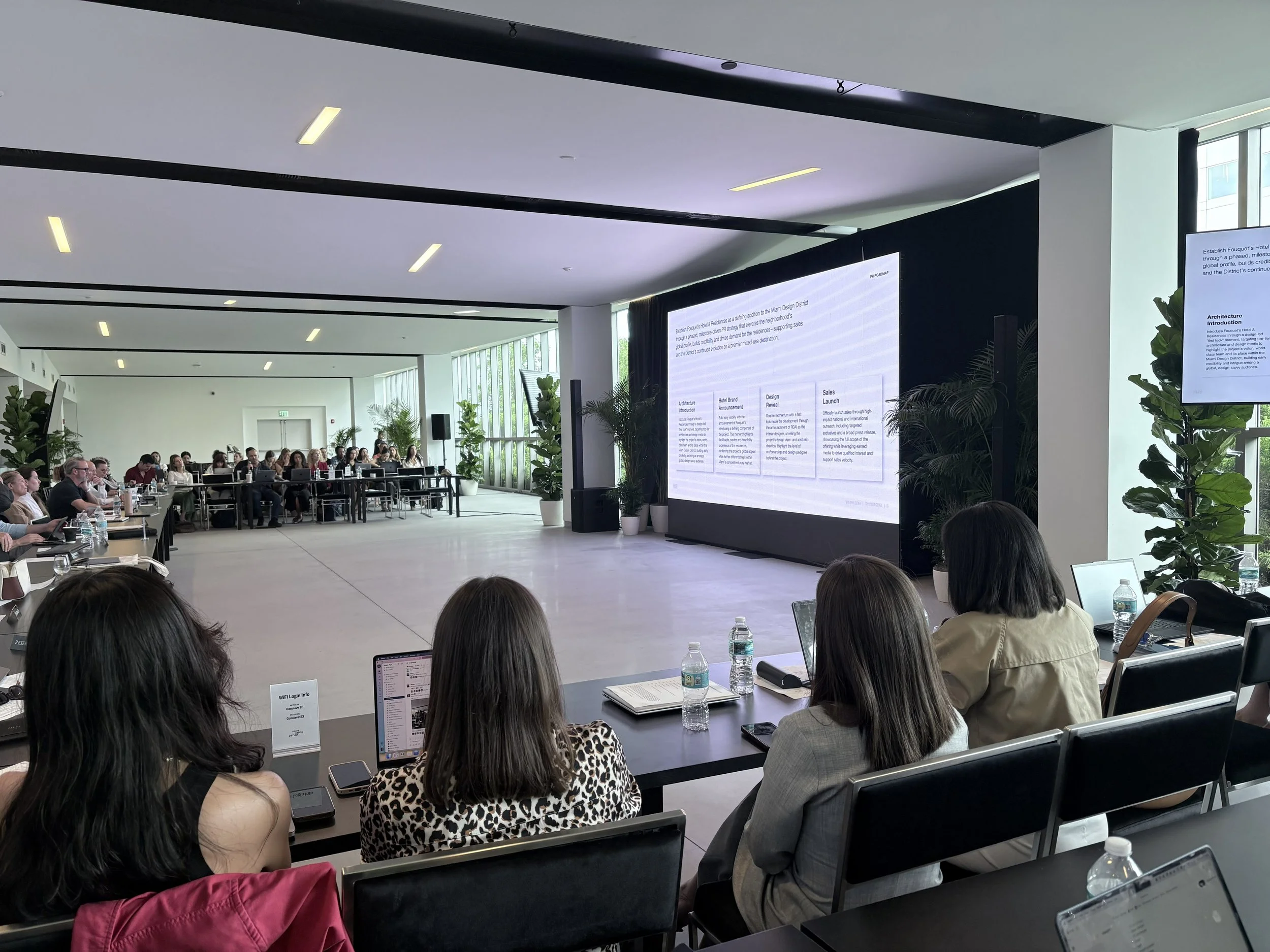 Ficus Lyrata Columns: Vertical Luxury for Modern Event Design