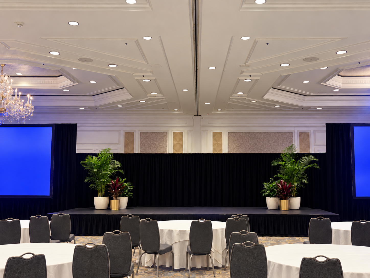 At Eau Palm Beach Resort & Spa, Temporary Tropics paired live foliage, designer LECHUZA planters, and gold vessels for a polished biophilic stage design.