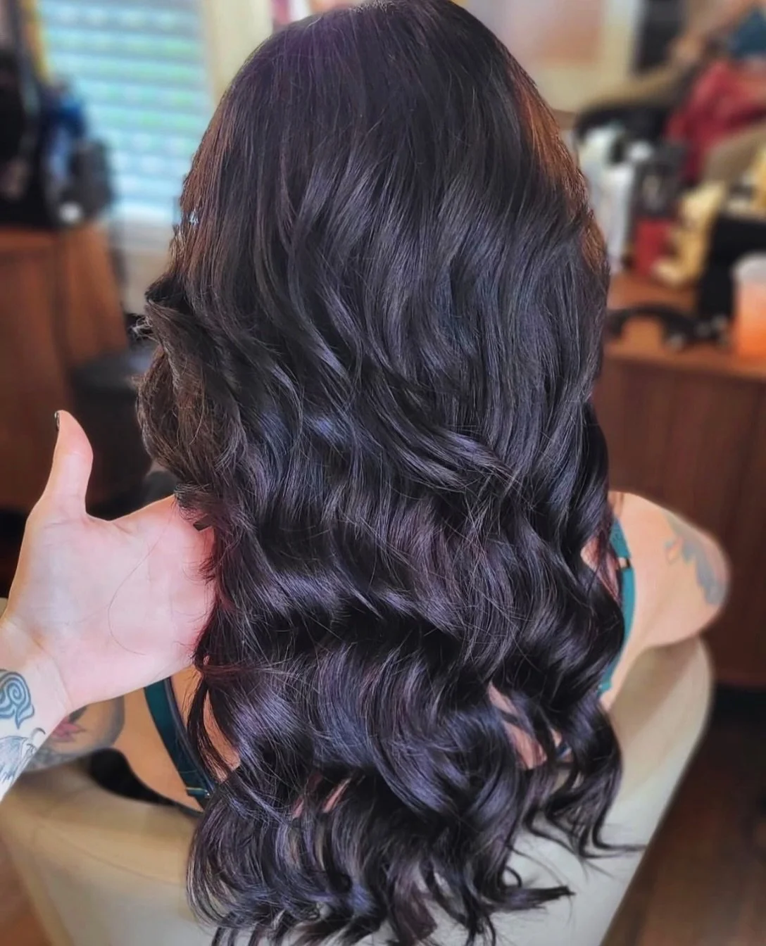 OK, we&rsquo;re just loving this rich brunette, soft waves, and major shine by @haircolorbymj 💕

Sometimes the best color doesn&rsquo;t scream. It glows.

#richbrunette
#glossybrunette
#dimensionalbrunette
#healthyhair
#huttotxsalon