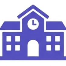 Bir okul veya öğrenci yurdu binası, önünde kapı ve pencereleri olan büyük bir yapı, çatısında saat bulunan mavi renkli bina.