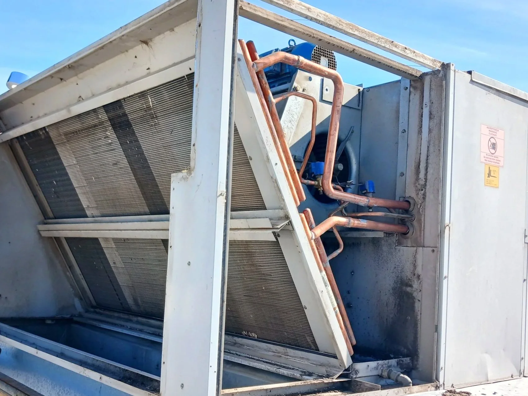 MG Refrigeración realizando mantenimiento preventivo en unidad de refrigeración industrial en Tandil.
