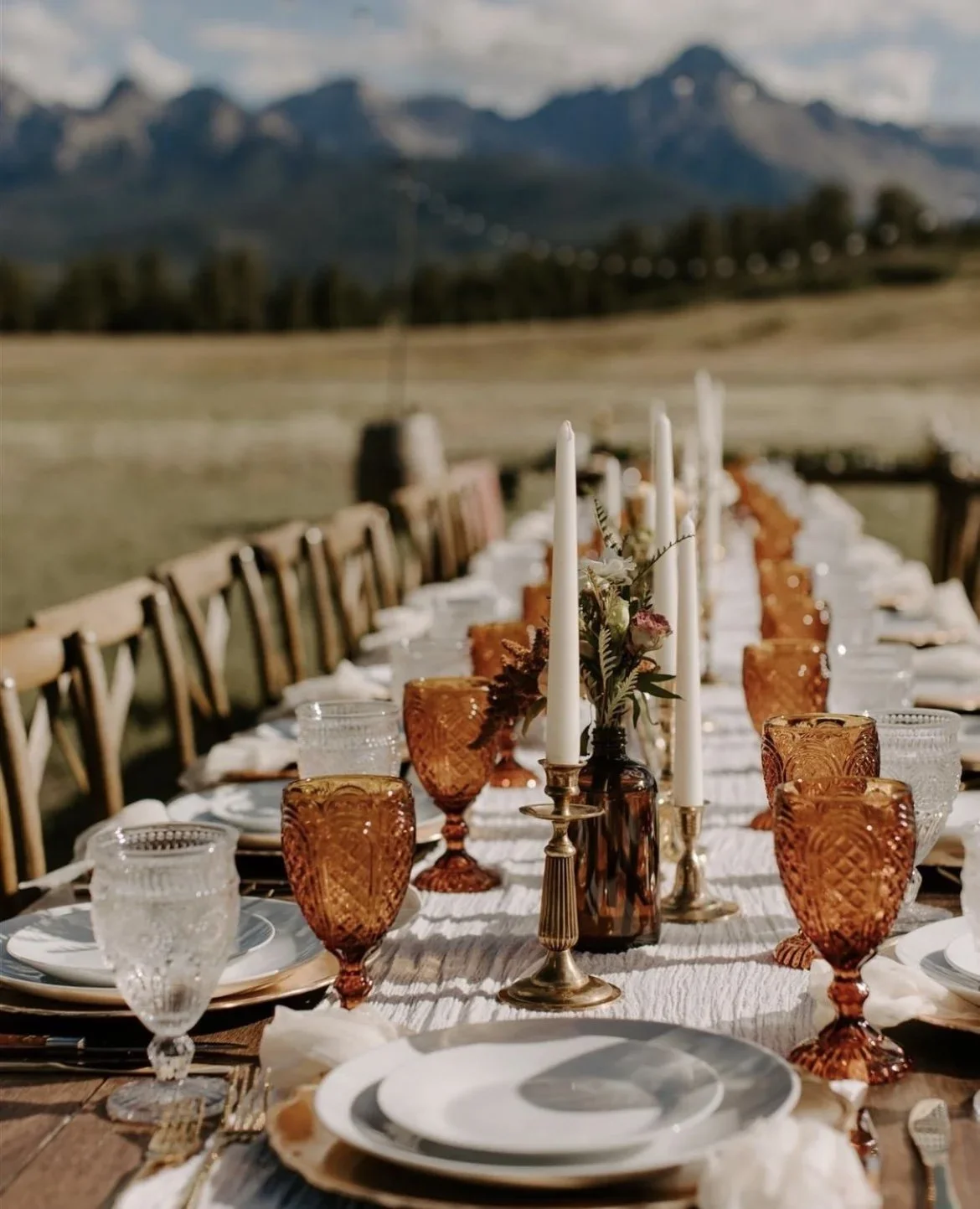 Rustic+Table+Setup+in+Mountains.webp