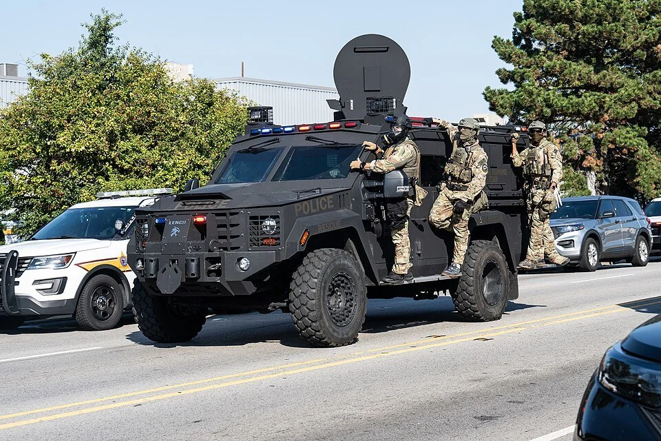  ICE-Einsatzfahrzeug Bild: Paul Goyette,  No More Deportations protest at the Broadview ICE facility , CC BY 4.0, via Wikimedia Commons 
