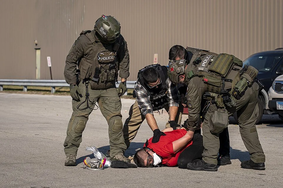  ICE-Agenten verhaften einen Verdächtigen. Bild: DHSgov - Chicago ICE Operations, Public Domain, Wikimedia Commons 