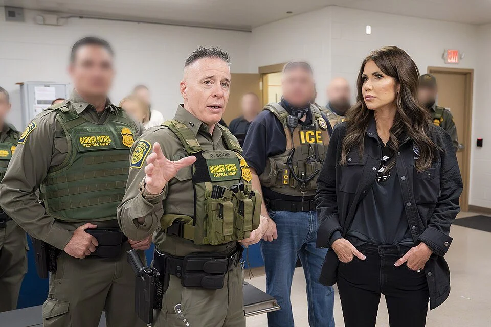  Kristi Noem, Heimatschutzministerin und Gregory Bovino, Offizier der United States Border Patrol und ICE-Einsatzleiter in Minneapolis Bild: DHSgov - Chicago ICE Operations, Public Domain, Wikimedia Commons 
