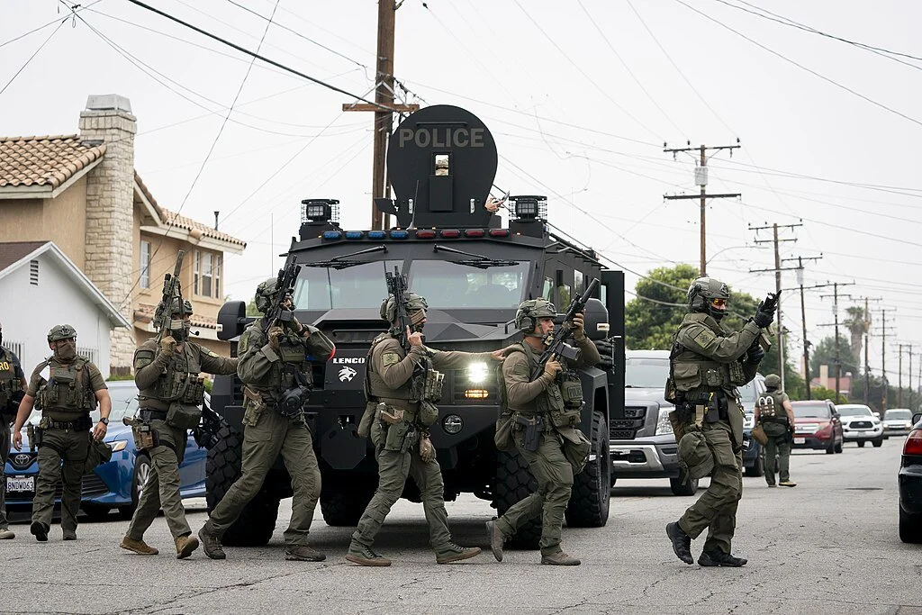  8 ICE-Agenten beim Einsatz in Los Angeles in Los Angeles, Juni 2025. Bild: Tia Dufour, DHSgov, Public domain, via Wikimedia Commons 