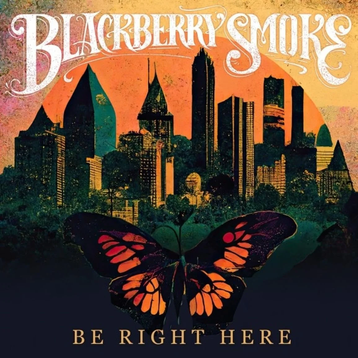 Grafik mit schwarzer Schmetterling vor Skyline einer Stadt bei Sonnenuntergang, mit Text 'Blackberry Smoke' und 'Be Right Here'