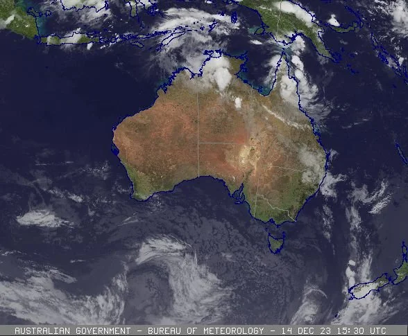 Satellitenaufnahme von Australien mit sichtbarem Land und Wolken im Himmel, Meeresgebiet um Australien