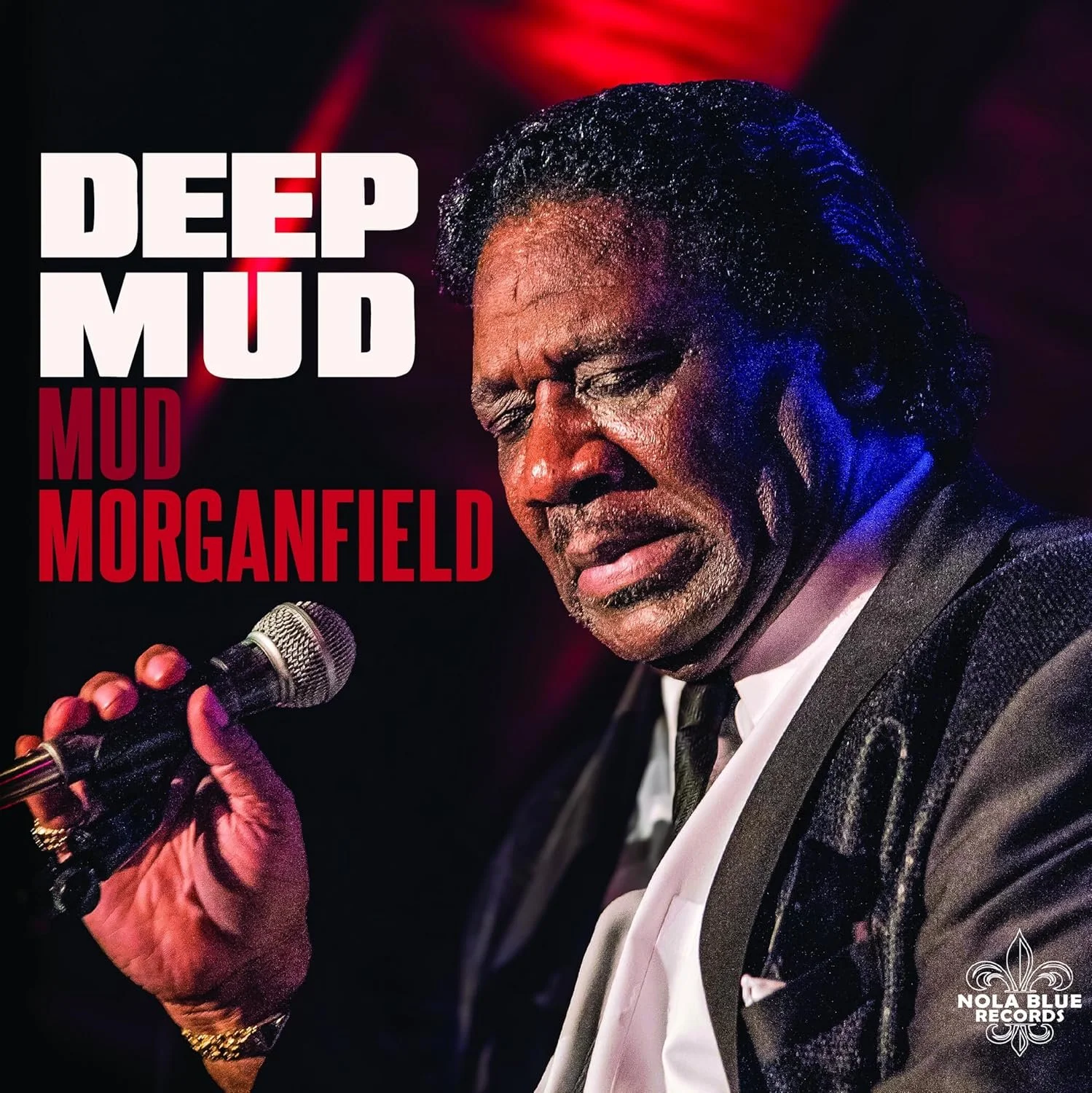 Porträt eines Mannes mit geschlossenen Augen, im schwarzen Anzug, während er in ein Mikrofon singt, mit dem Text 'Deep Mud' und 'Mud Morganfield' auf dem Bild, sowie das NOLA Blue Records Logo im unteren rechten Eck.