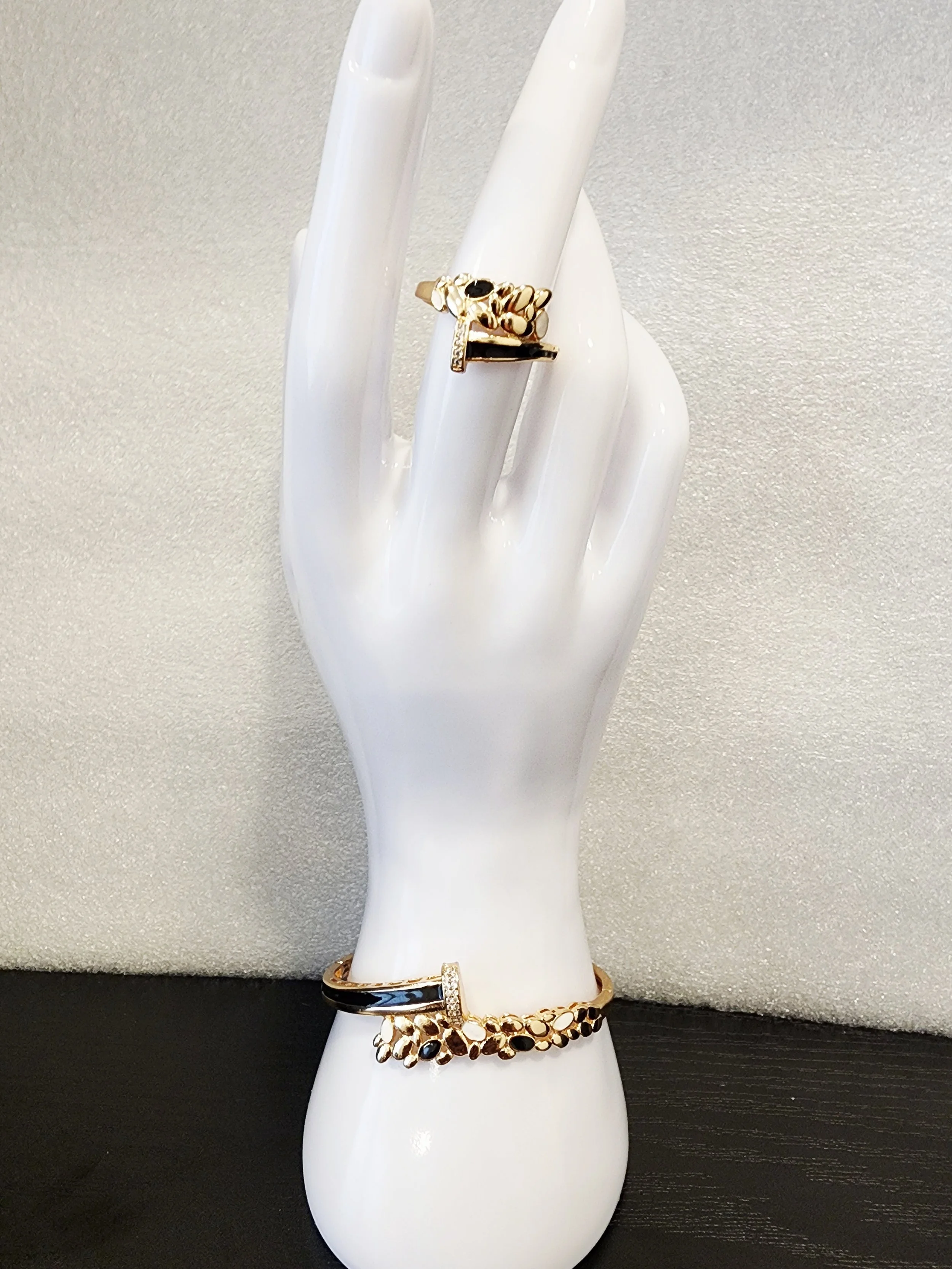 Bangle ring set dot design