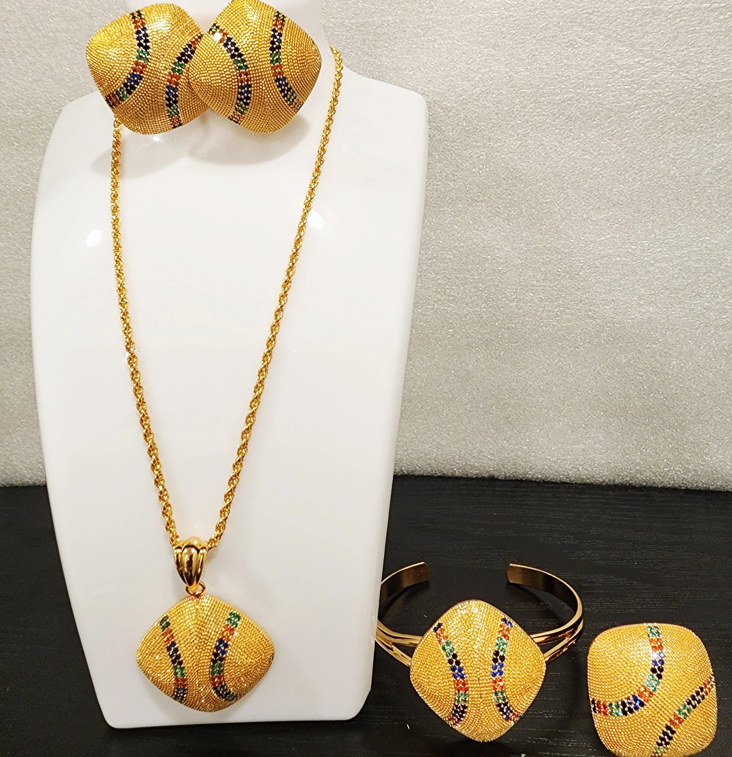 Beautiful gold tone set